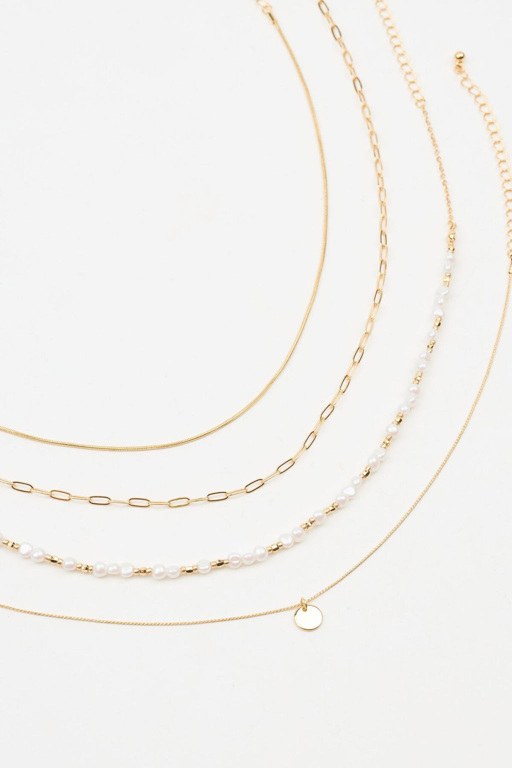 Ensemble de 4 colliers de perles et de mini médaillons