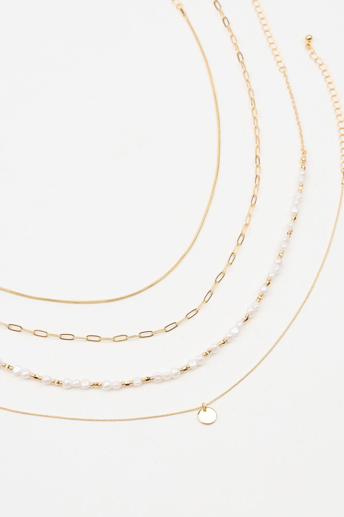 Ensemble de 4 colliers de perles et de mini médaillons