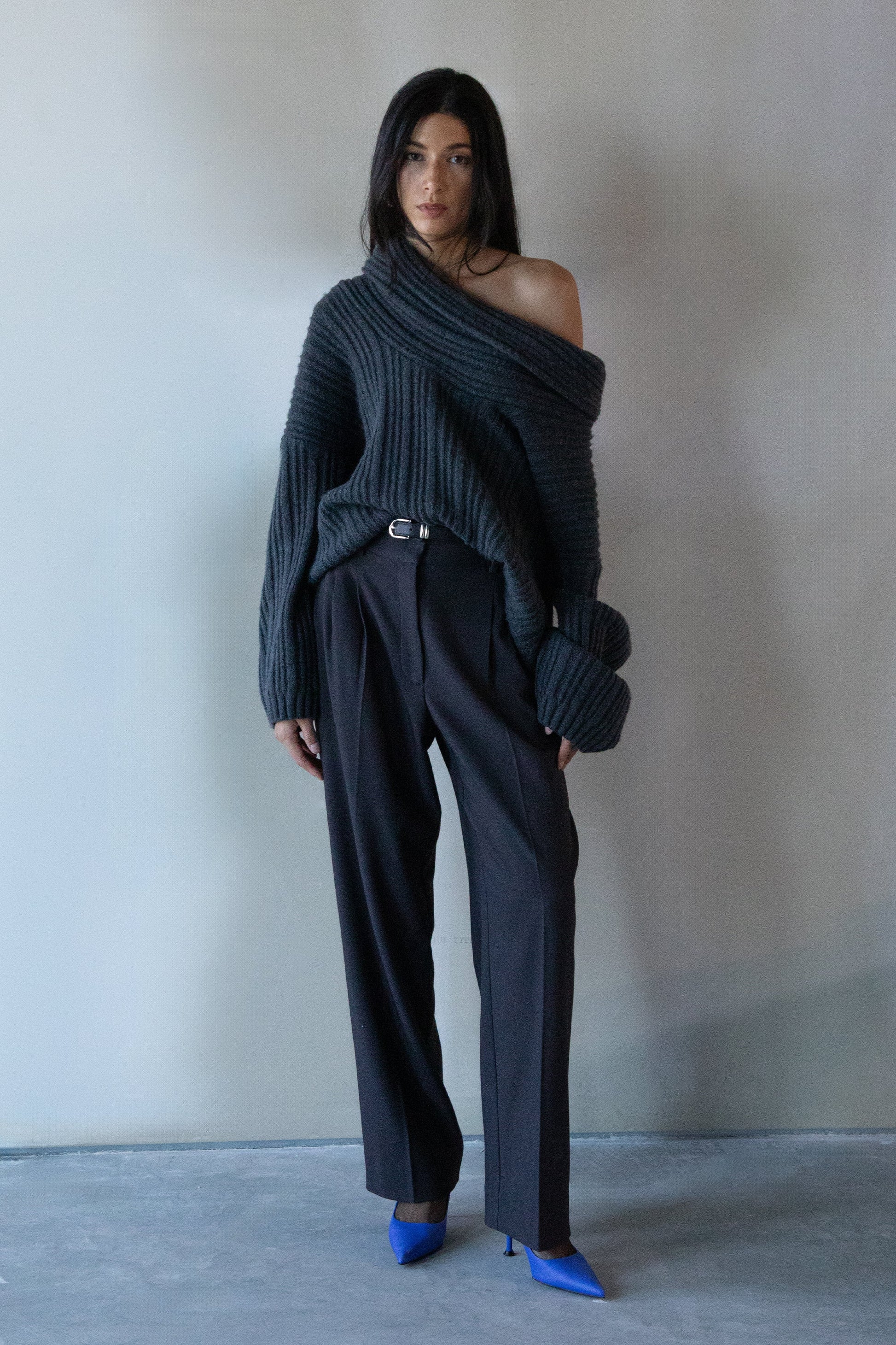 PULL OVERSIZE À ÉPAULES DÉNUDÉES
