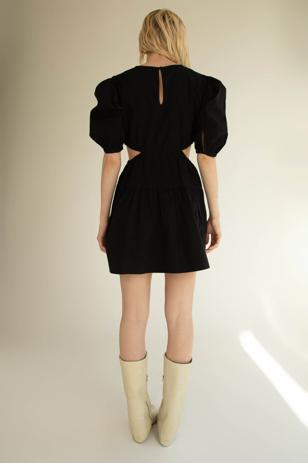 MINI ROBE À MANCHES BOUFFANTES AVEC DÉCOUPES