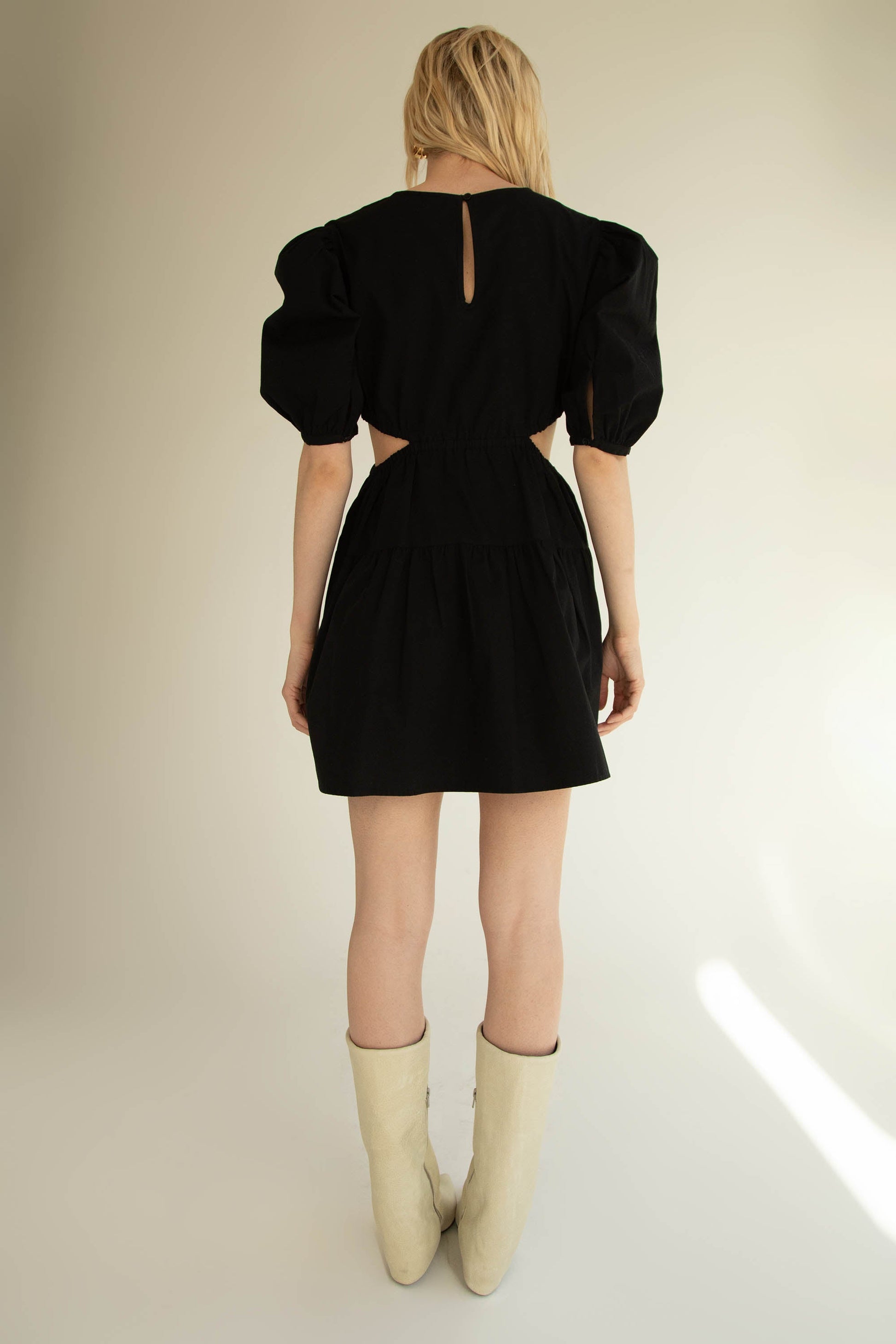 MINI ROBE À MANCHES BOUFFANTES AVEC DÉCOUPES