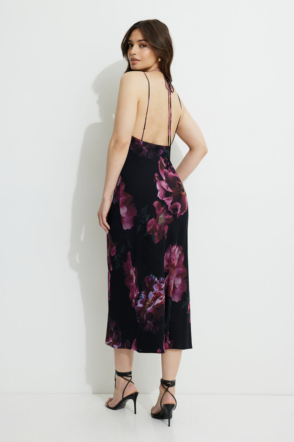 Robe longue à bretelles nouées dans le dos
