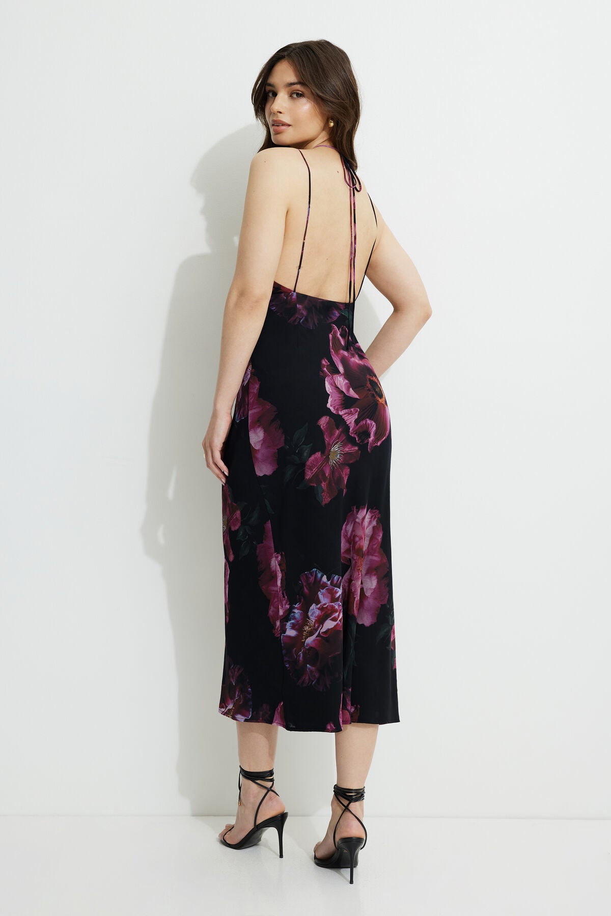 Robe longue à bretelles nouées dans le dos