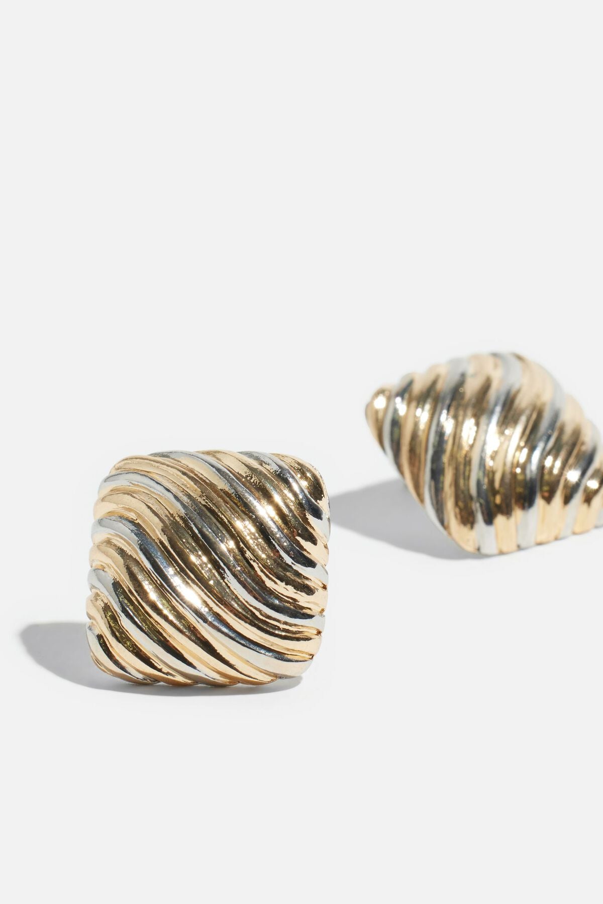 Boucles d'oreilles boutons carrés bicolores