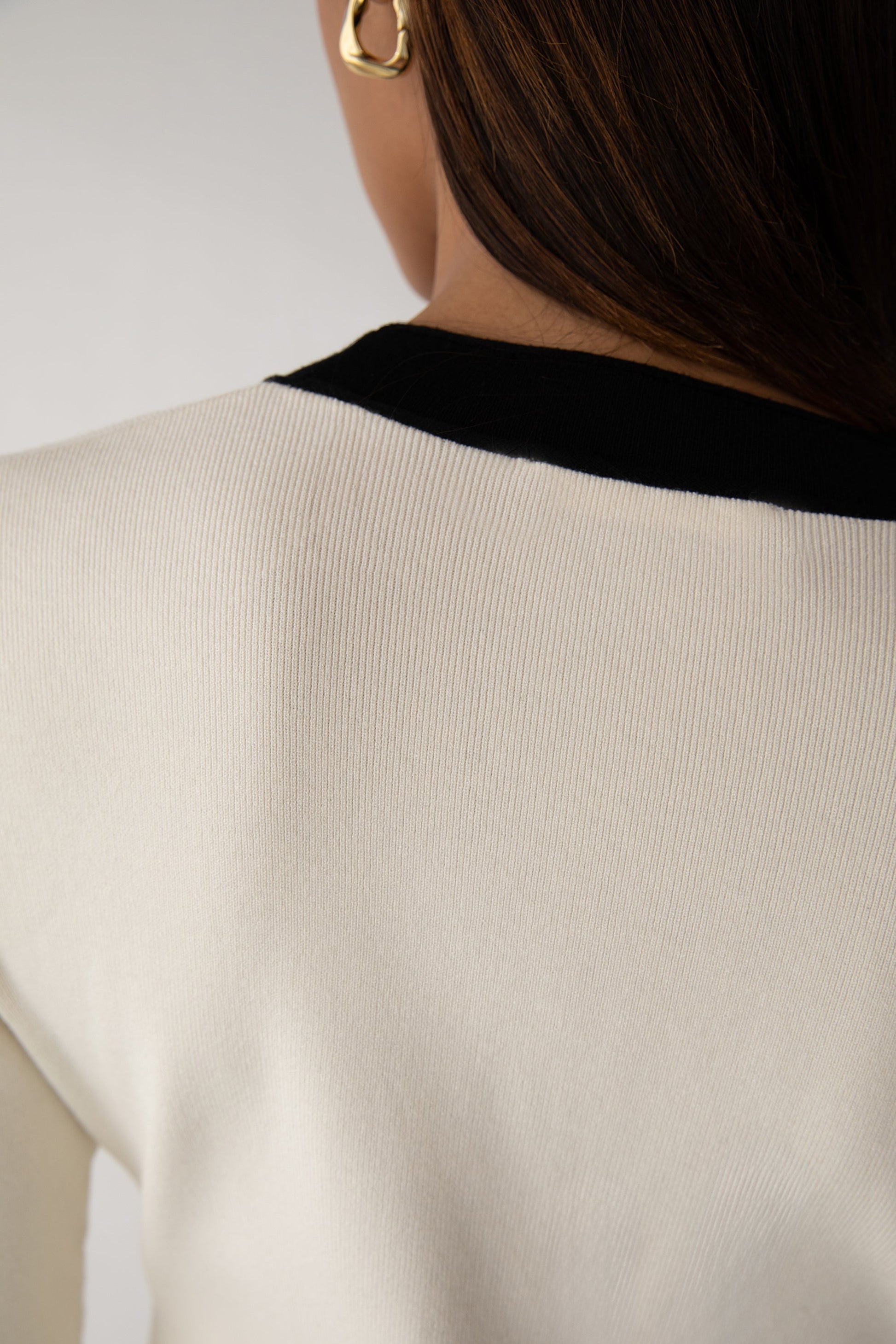 MINI-ROBE EN MAILLE À BORDURES CONTRASTÉES ET BOUTONNÉES SUR LE DEVANT