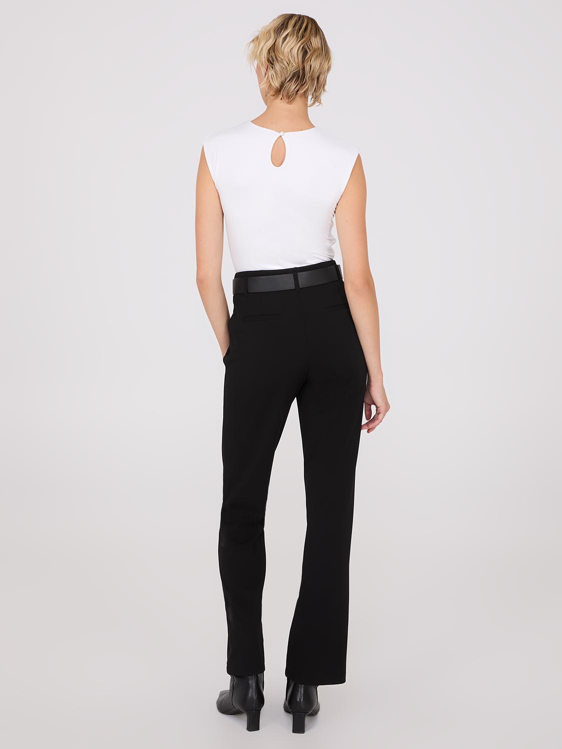 Pantalon à pinces sur le devant avec ceinture