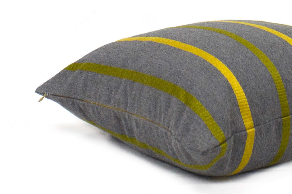 Housse de coussin à rayures carbone
