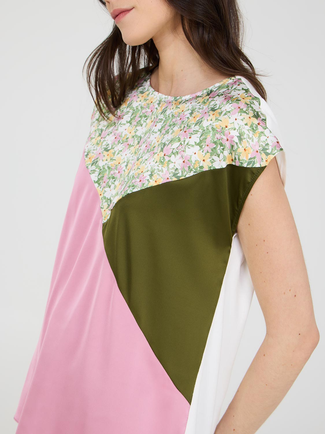 Haut en satin à manches dolman et blocs de couleurs