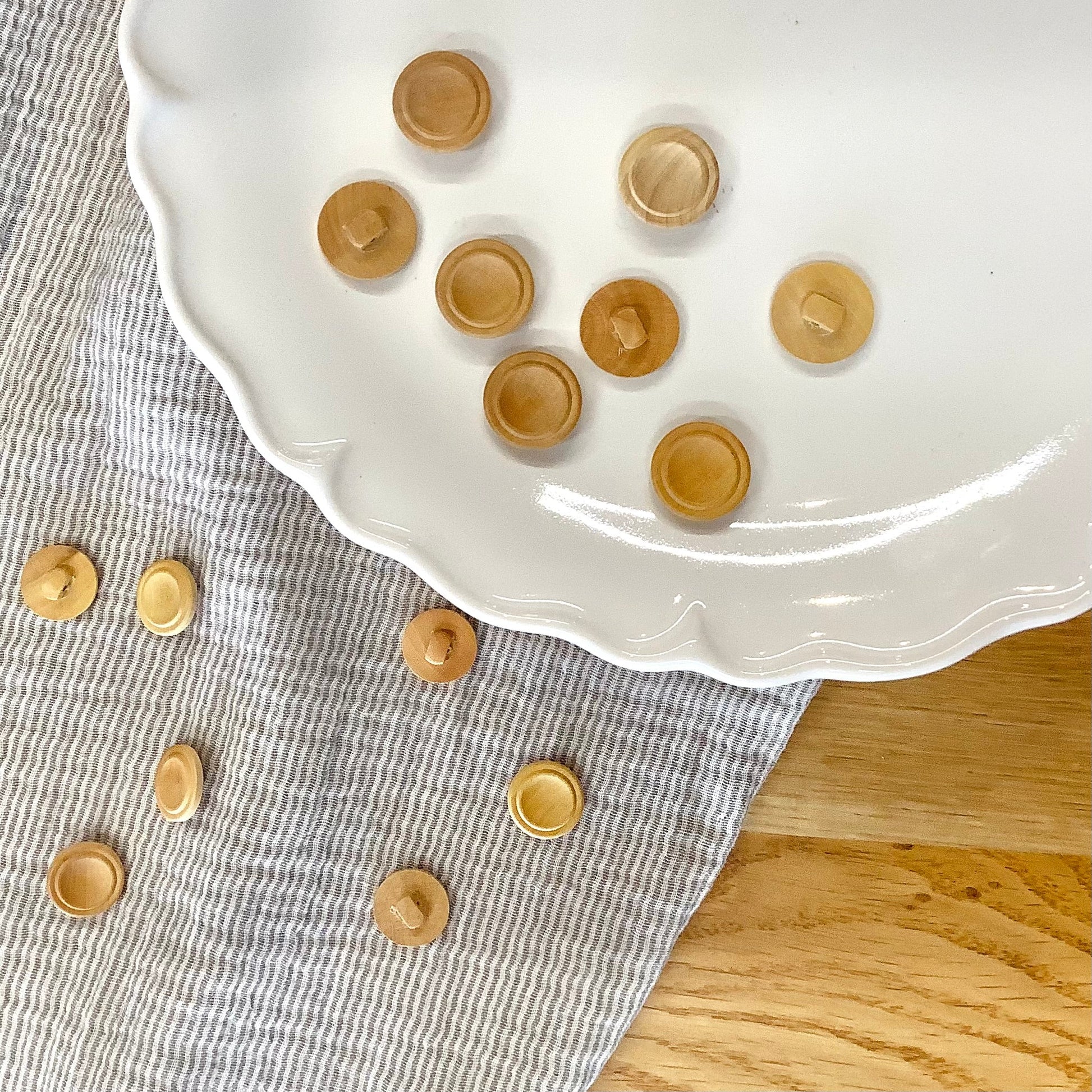 Knit One; Shank Button, Natural - 11/16"