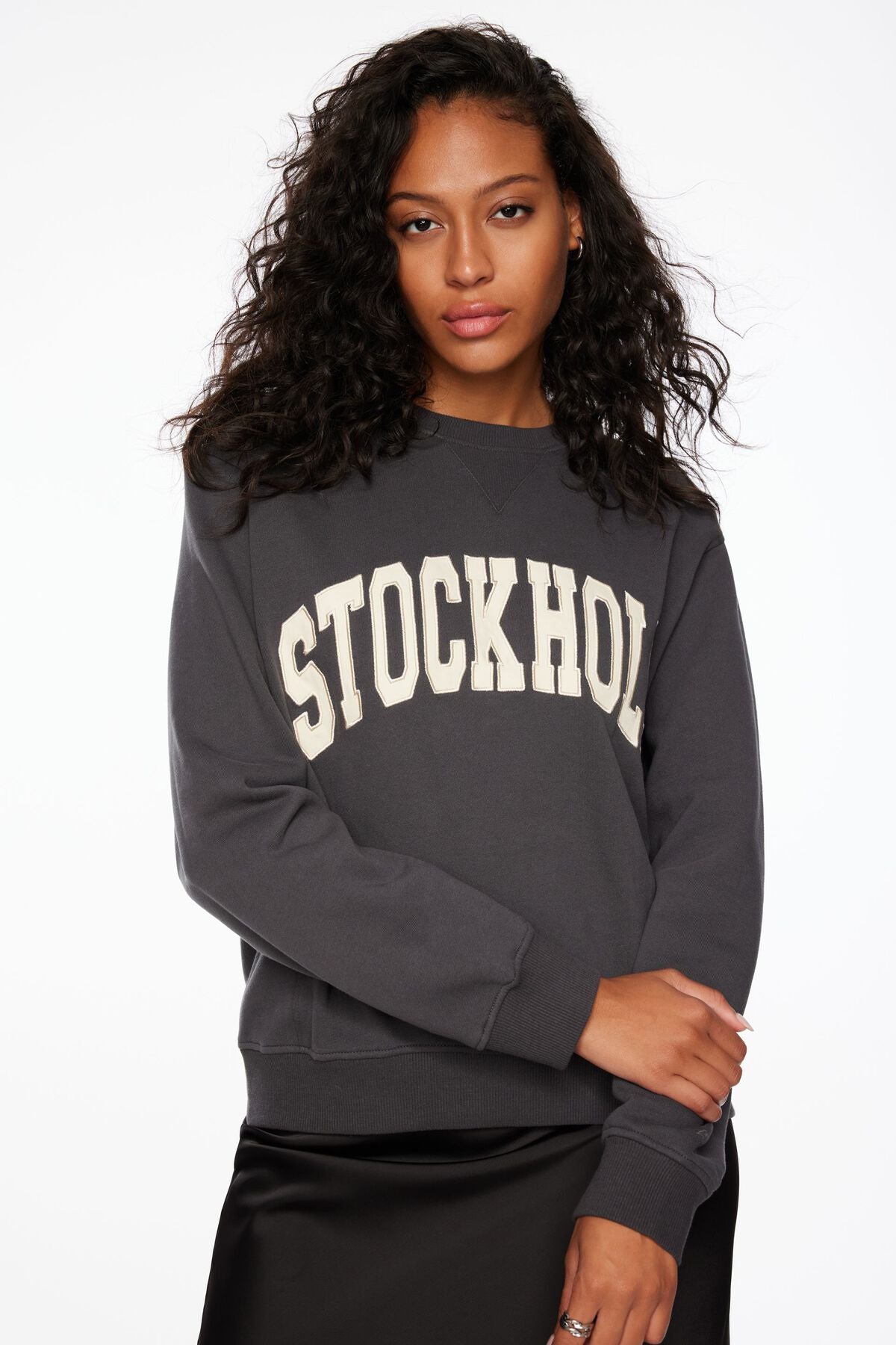 Sweat-shirt classique à col rond et appliqué
