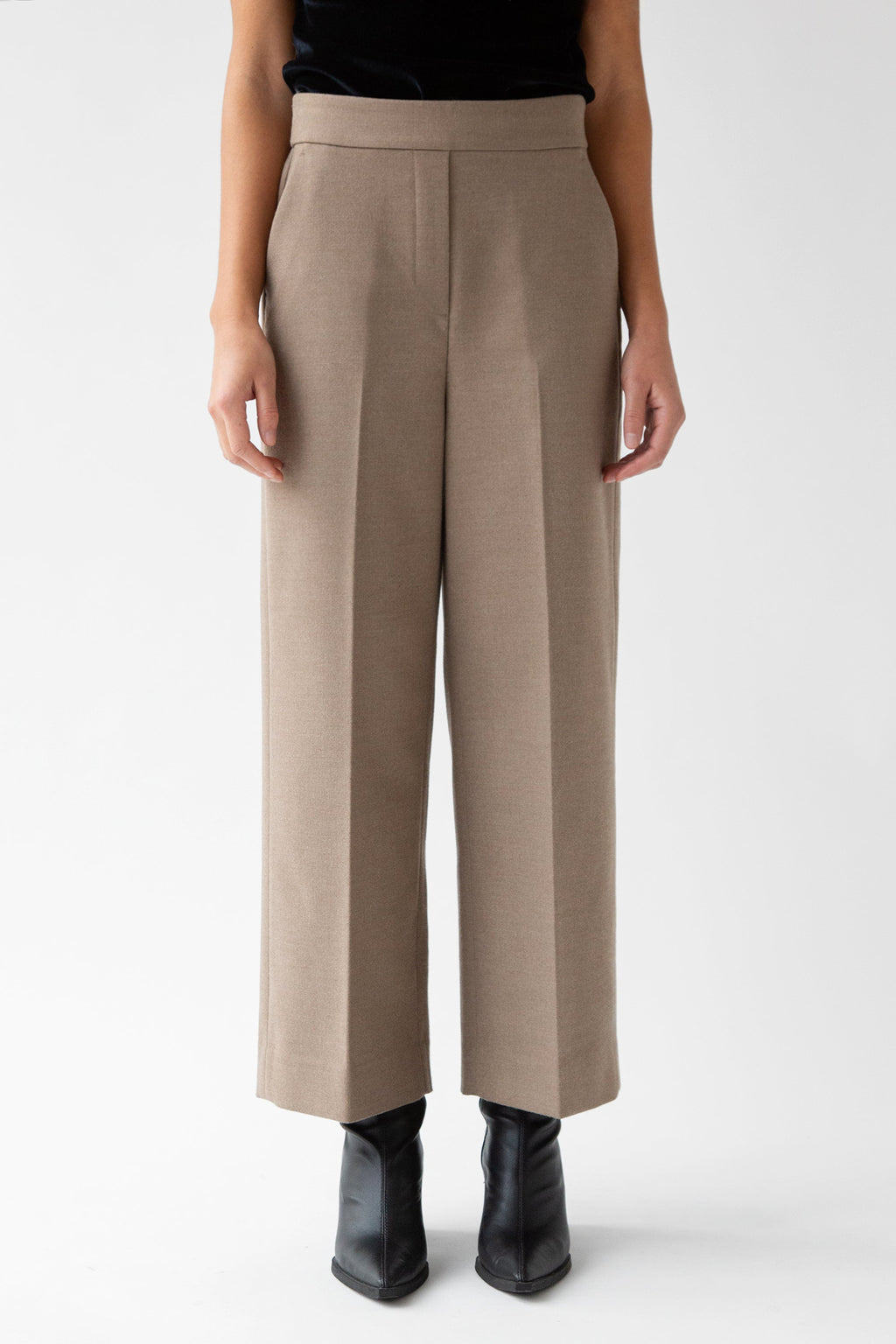 PANTALON COURT À TAILLE DEMI-ÉLASTIQUE