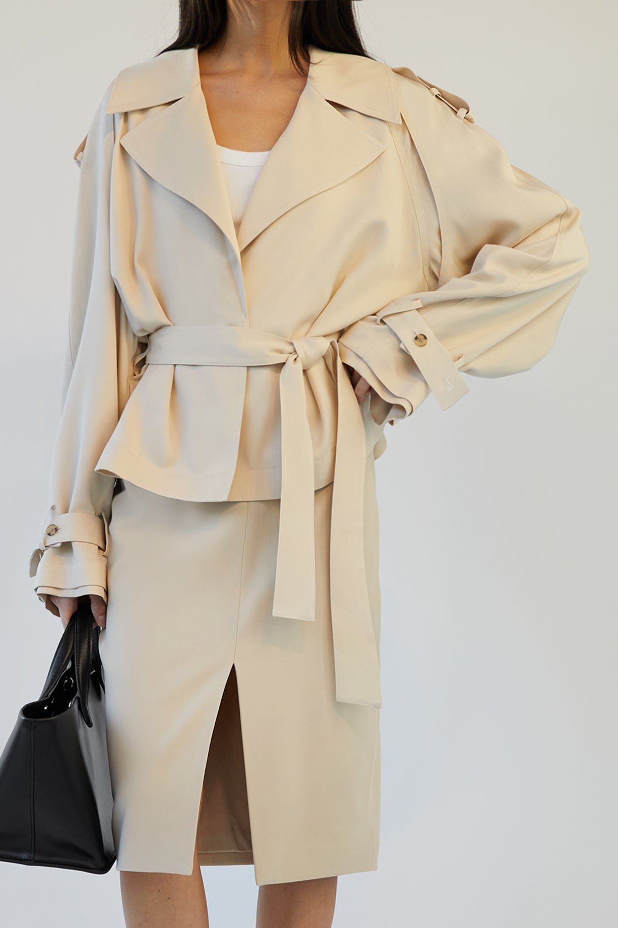 TRENCH-COAT COURT ET FLUIDE EN TENCEL