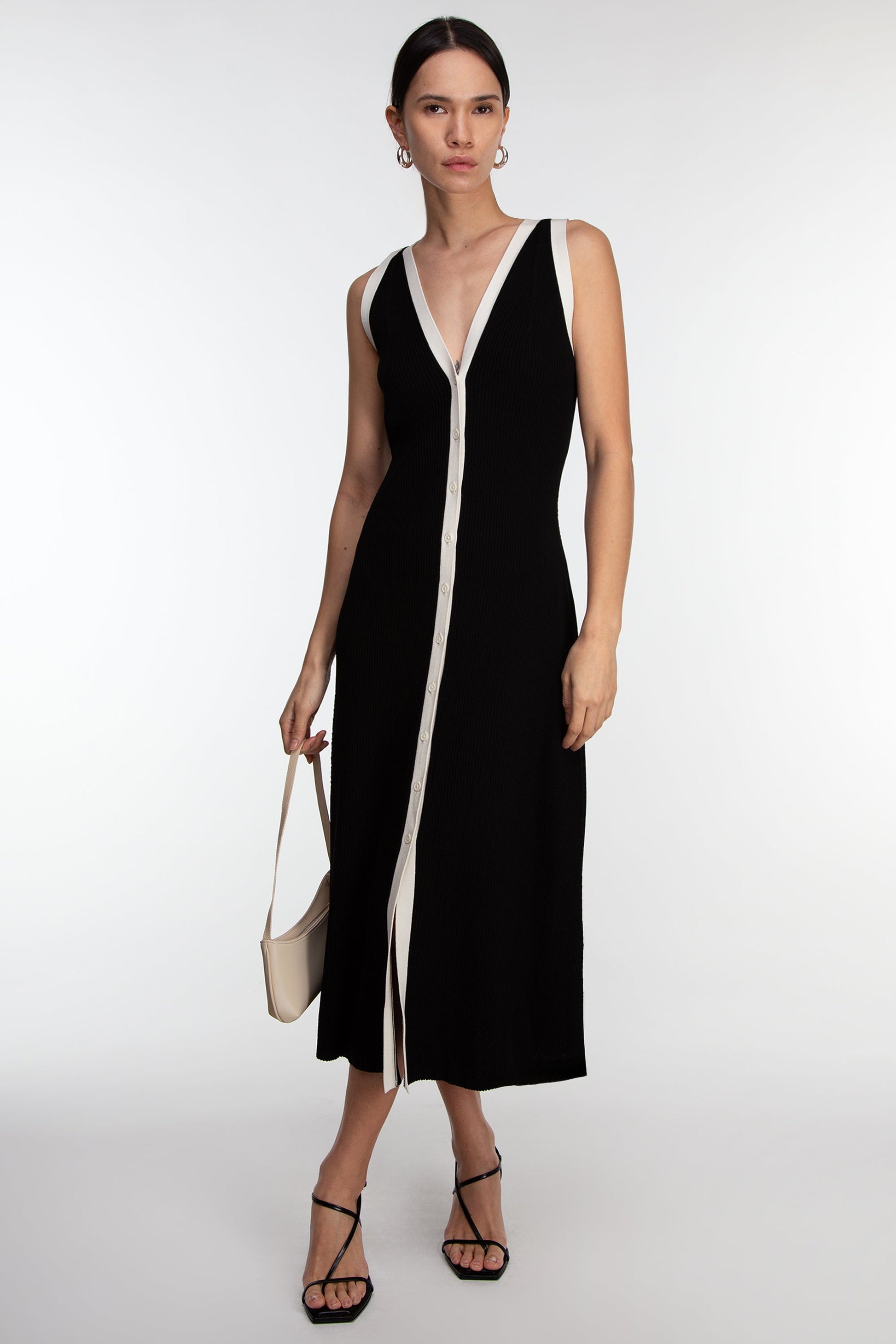 ROBE LONGUE SANS MANCHES AVEC BORDURES CONTRASTÉES ET BOUTONNÉES SUR LE DEVANT