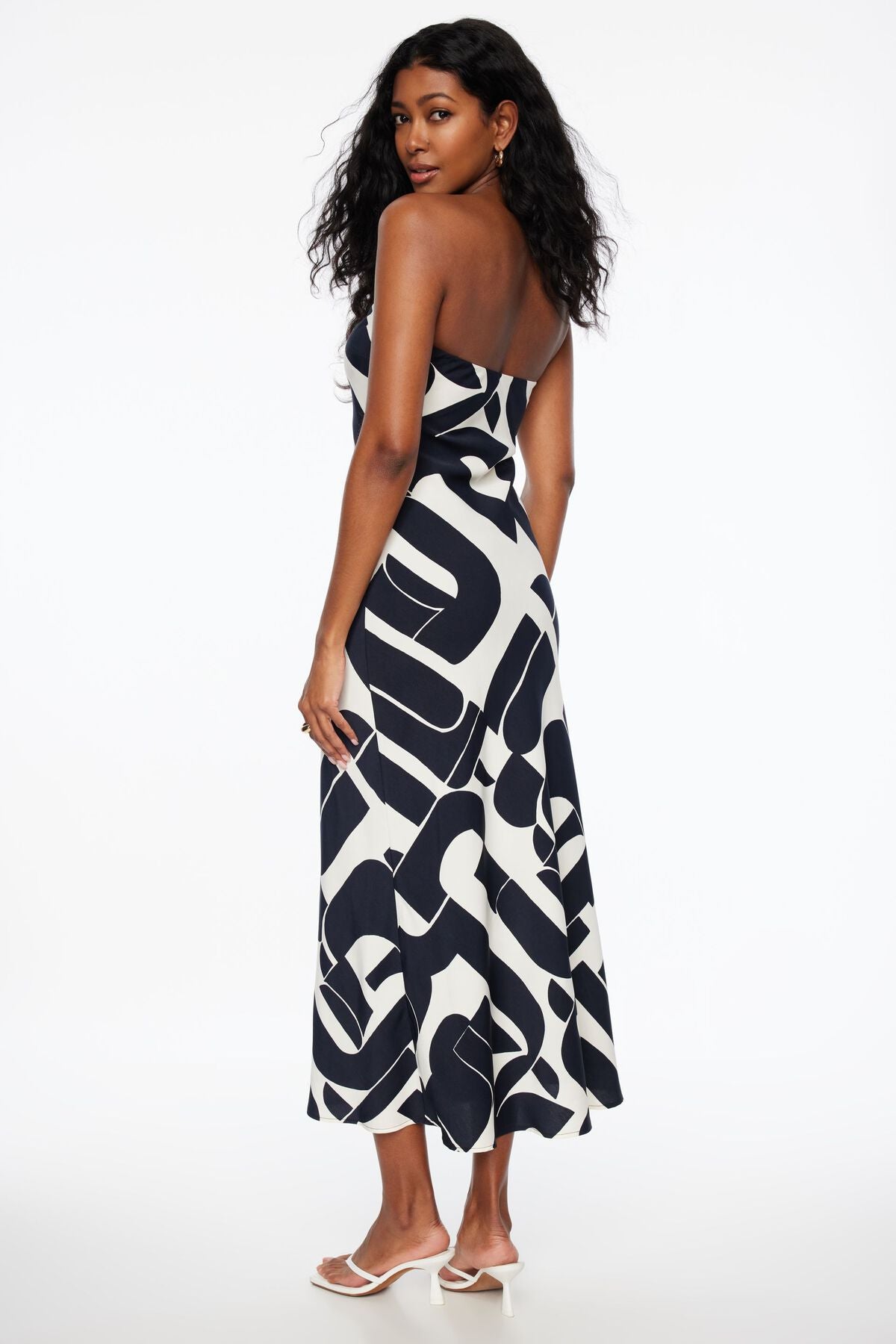 Robe longue en satin sans bretelles