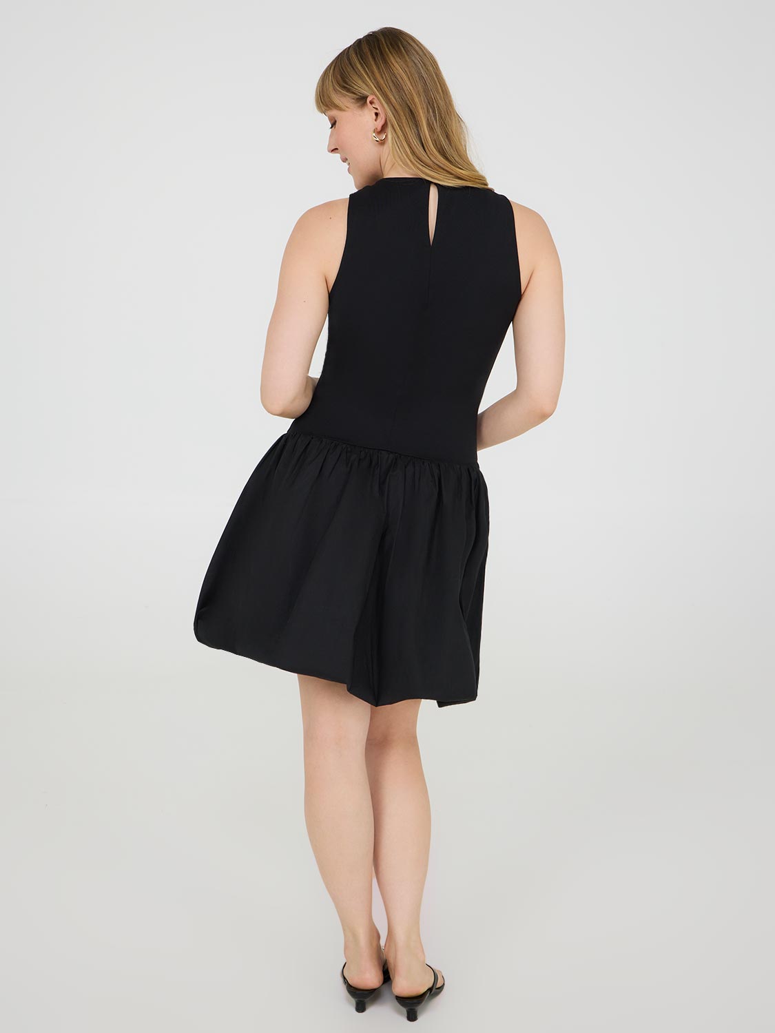 Mini-robe sans manches à ourlet boule