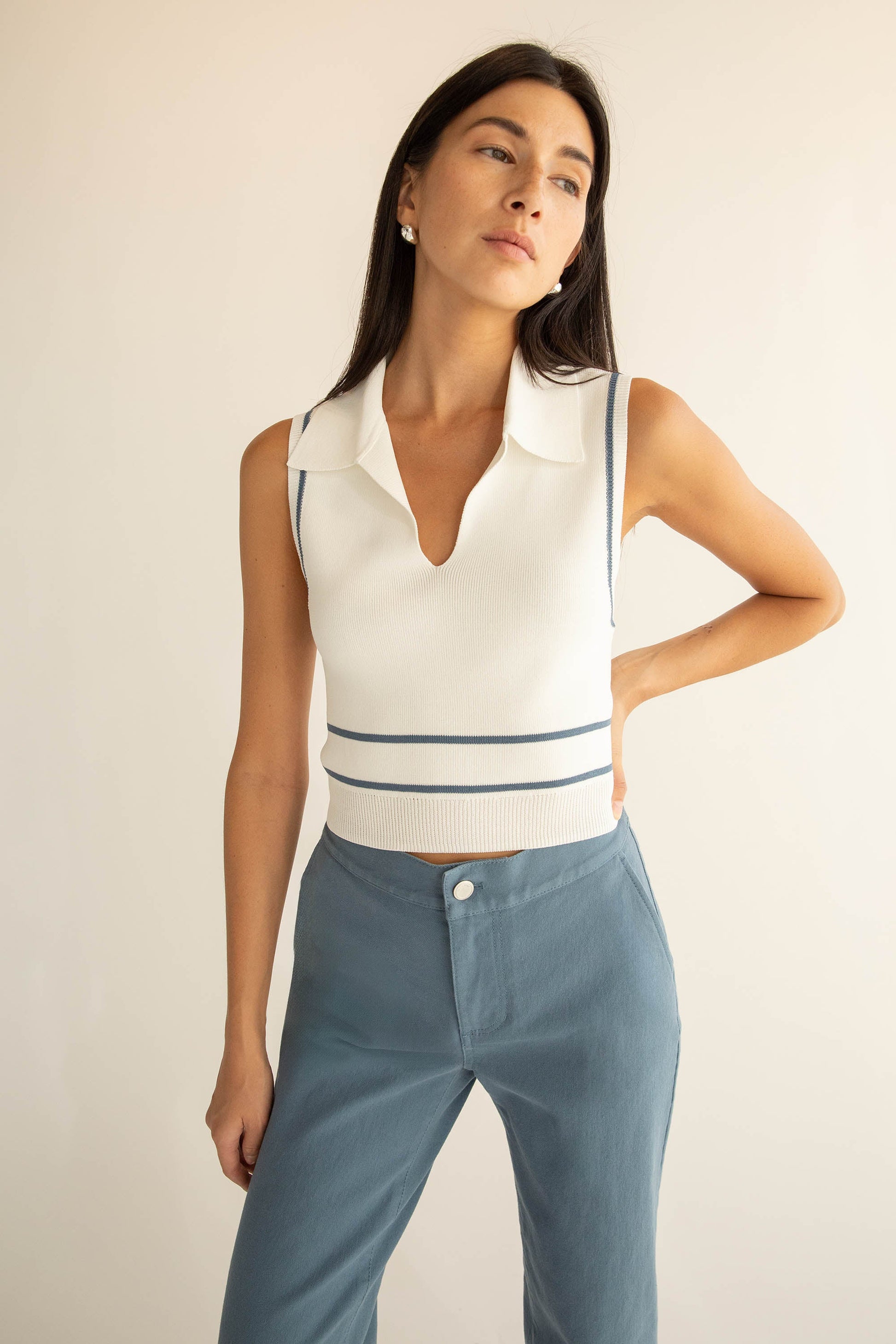 DÉBARDEUR EN TRICOT SANS MANCHES À COL