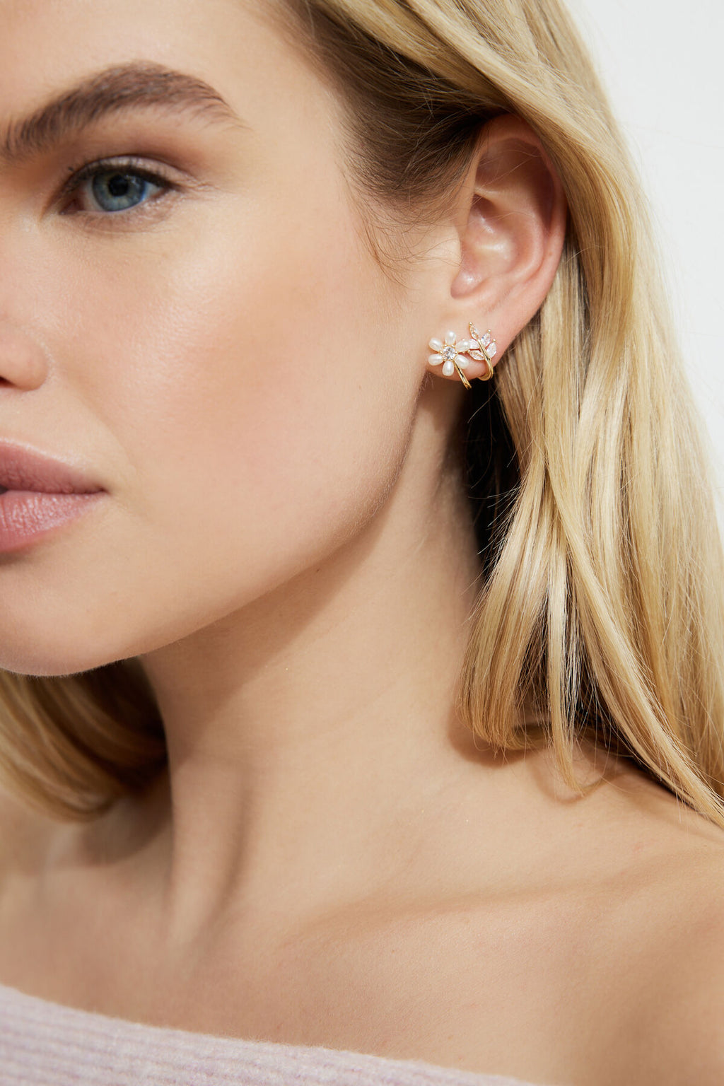 Boucles d'oreilles créoles en perles, fleurs et feuilles