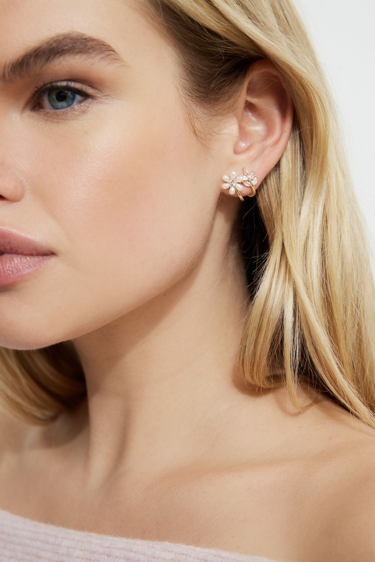 Boucles d'oreilles créoles en perles, fleurs et feuilles