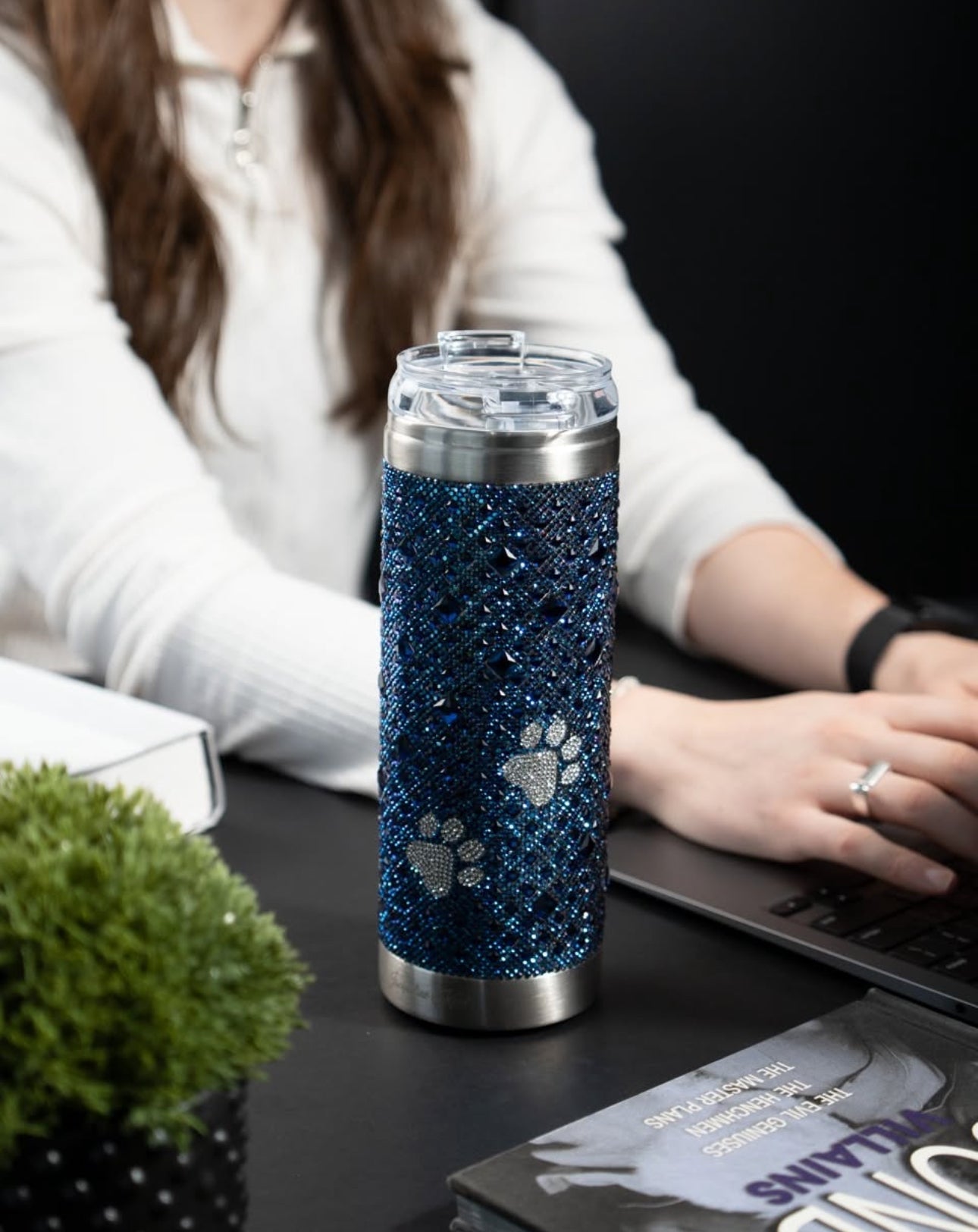 Gobelet en acier inoxydable 590 ml orné de cristaux – Patte de chiot bleu