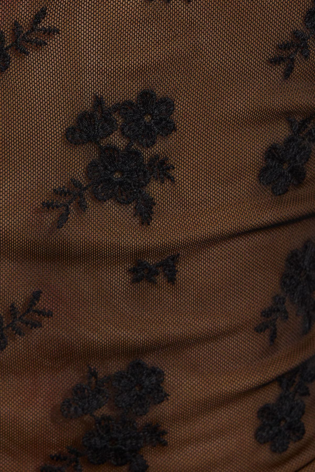 Haut brodé à nouer sur le devant