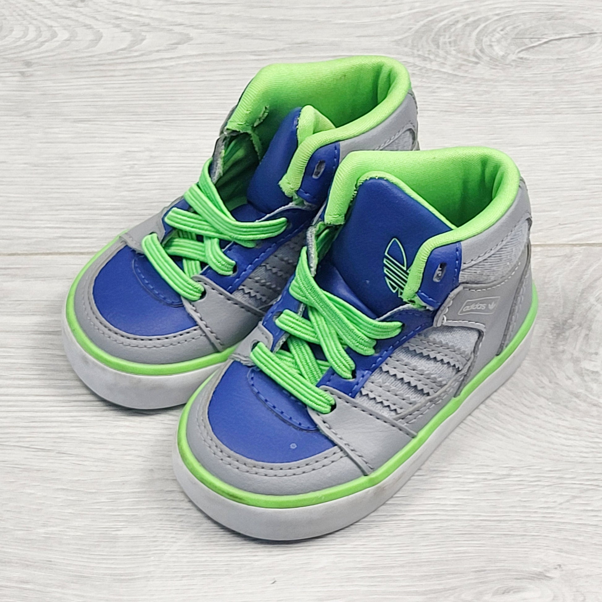 STMA1 - Chaussures montantes Adidas. Pointure 4