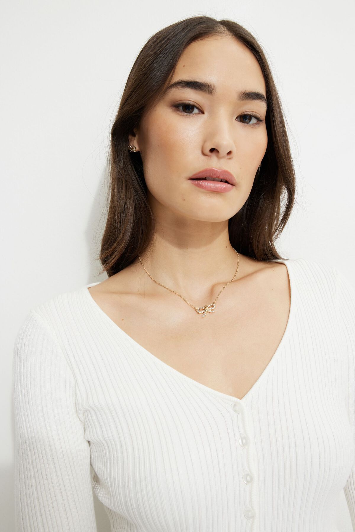 Collier nœud noué en pierres précieuses