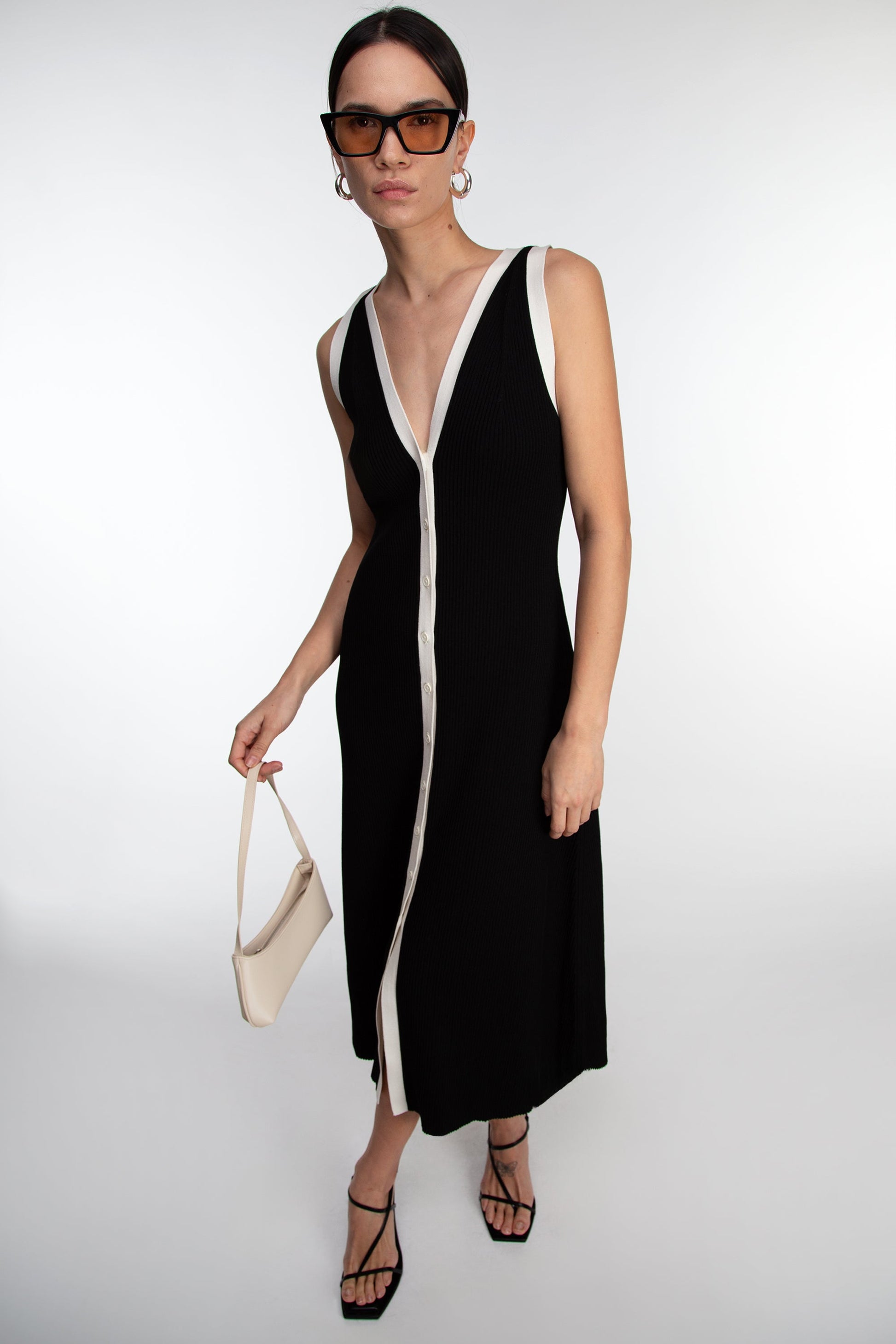 ROBE LONGUE SANS MANCHES AVEC BORDURES CONTRASTÉES ET BOUTONNÉES SUR LE DEVANT