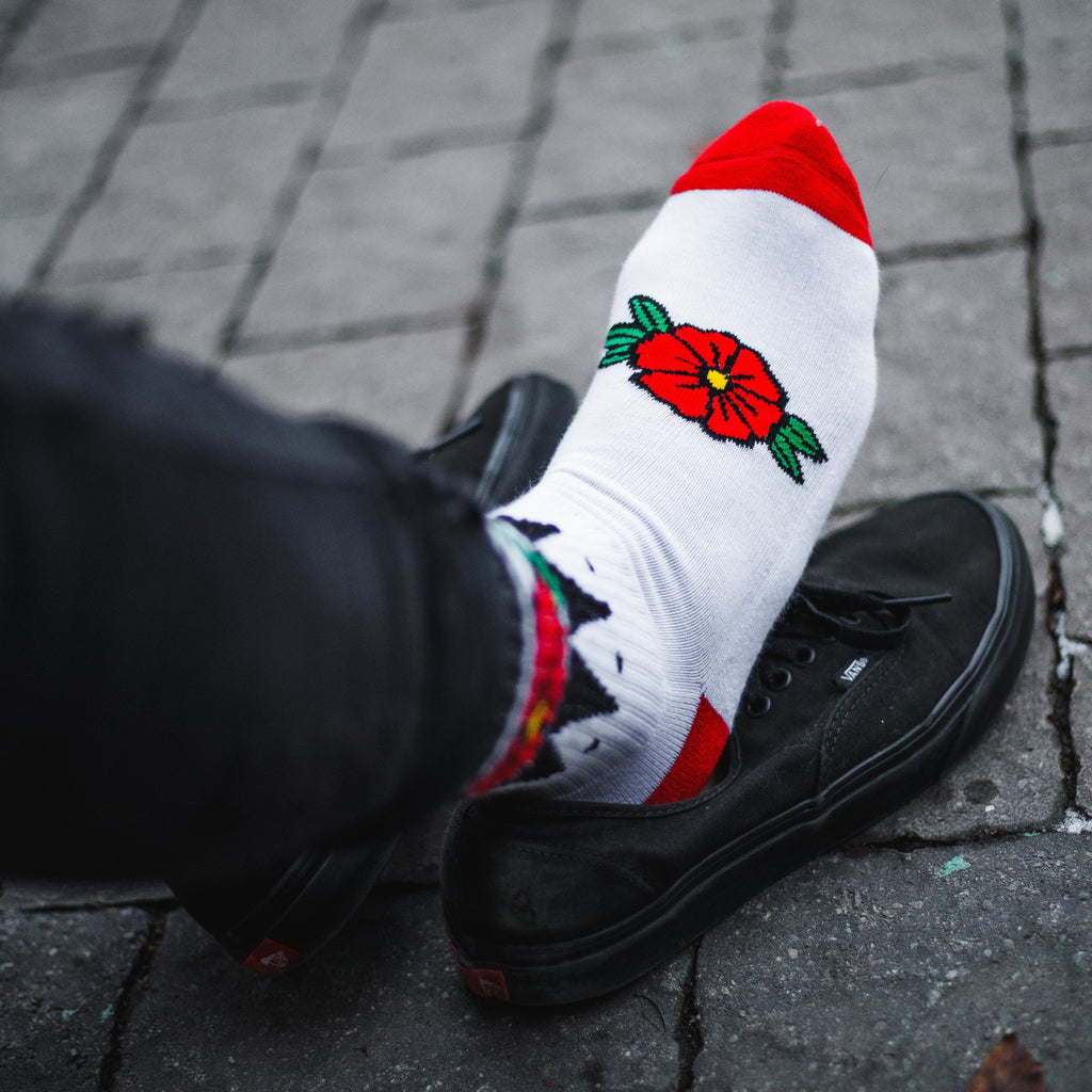 Chaussettes blanches à fleurs géométriques