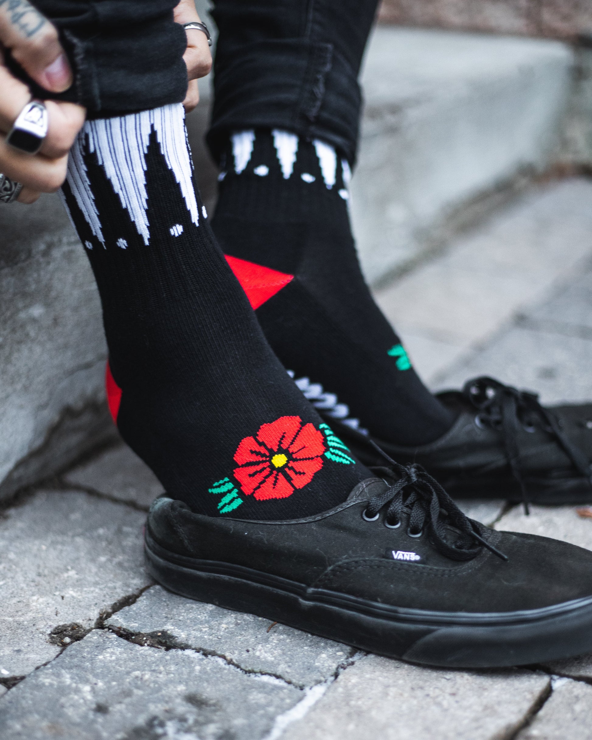 Chaussettes noires à fleurs géométriques