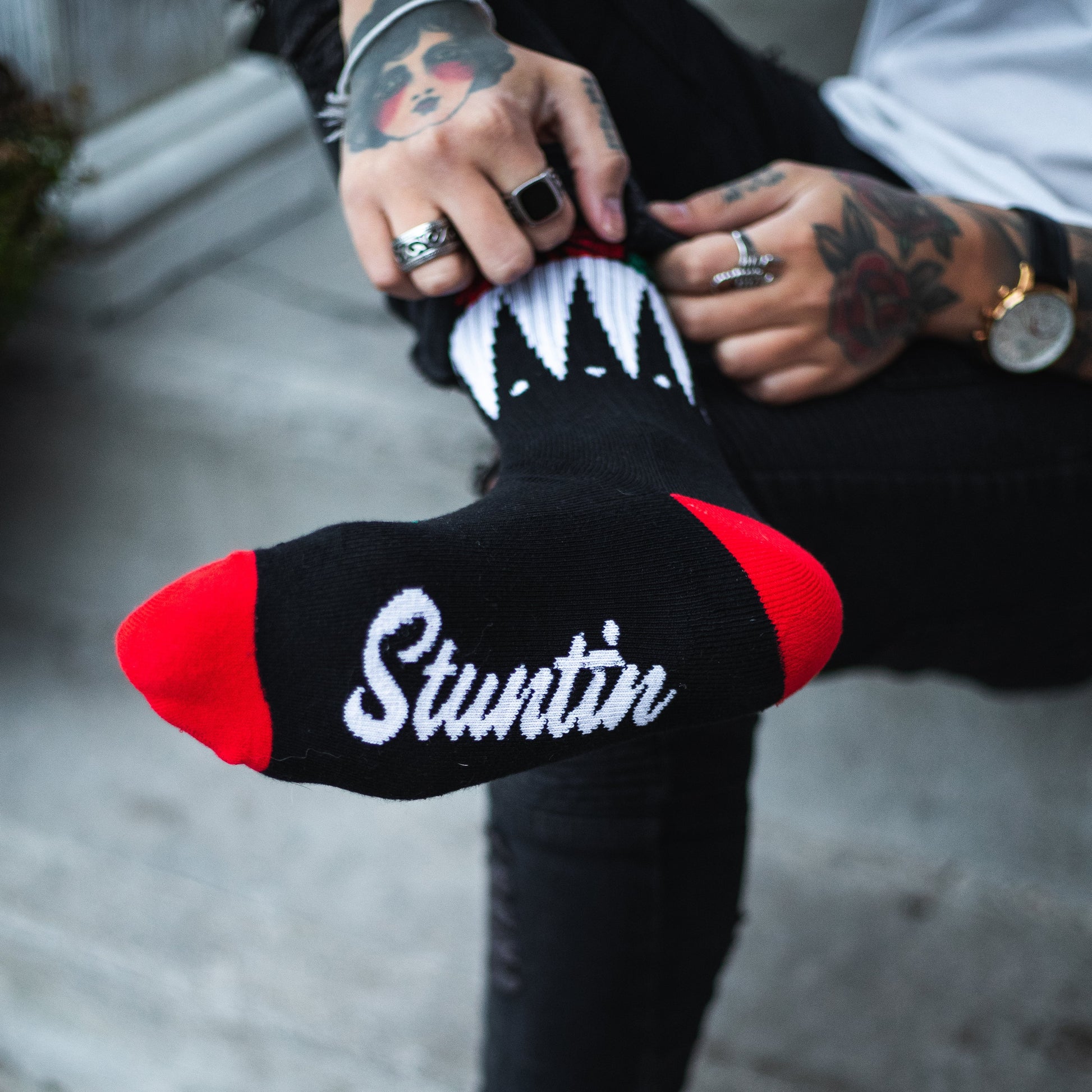 Chaussettes noires à fleurs géométriques