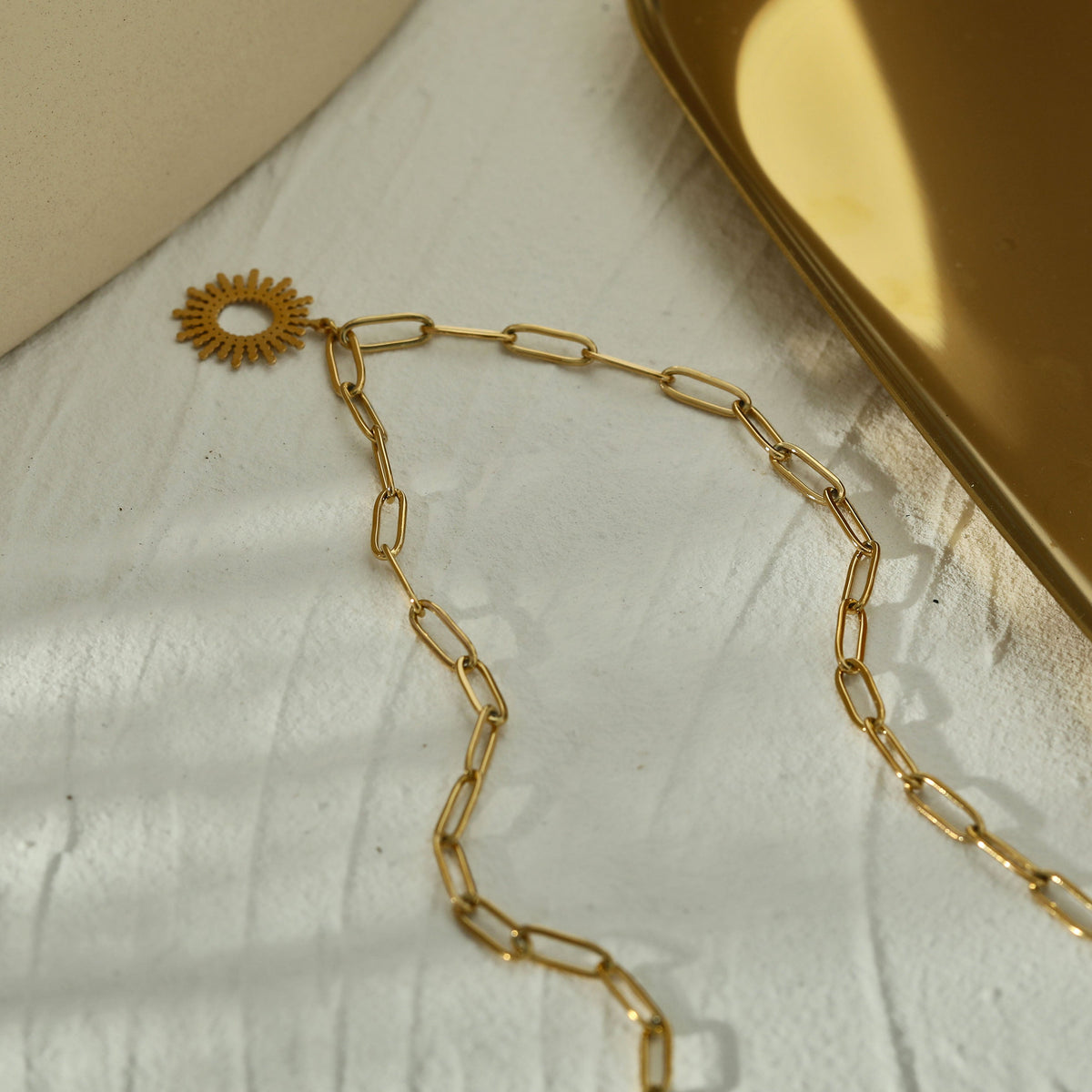 Style ABIGAIL: Contemporary Link Chain Necklace with Ornate Star Burst Pendant