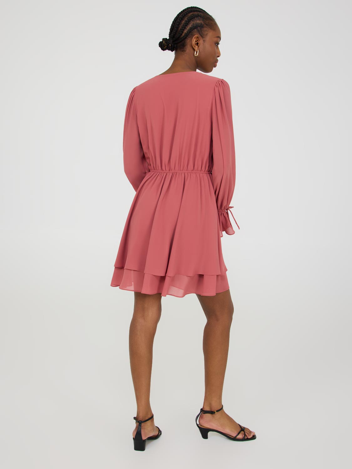 Mini-robe en mousseline à volants et col en V