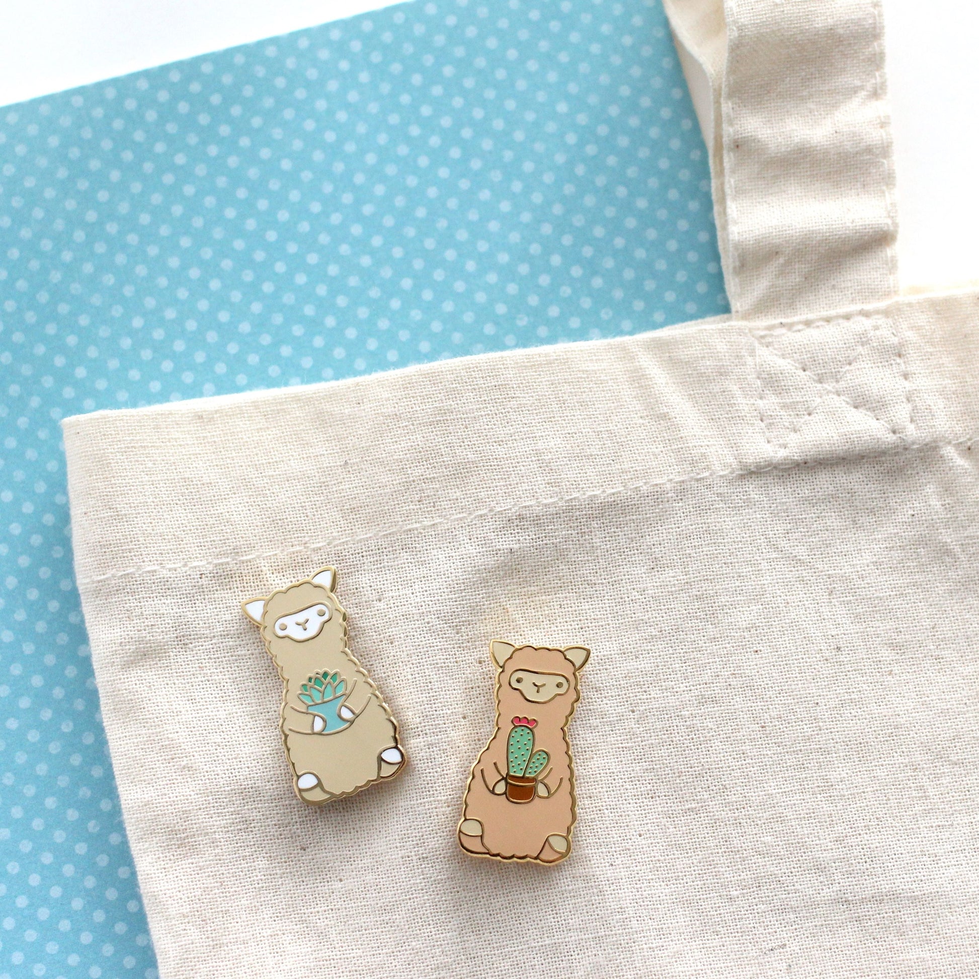 Lot de 2 pin's émaillés Alpaga : Cactus et succulentes Alpaga. Pin's mignons Lama.