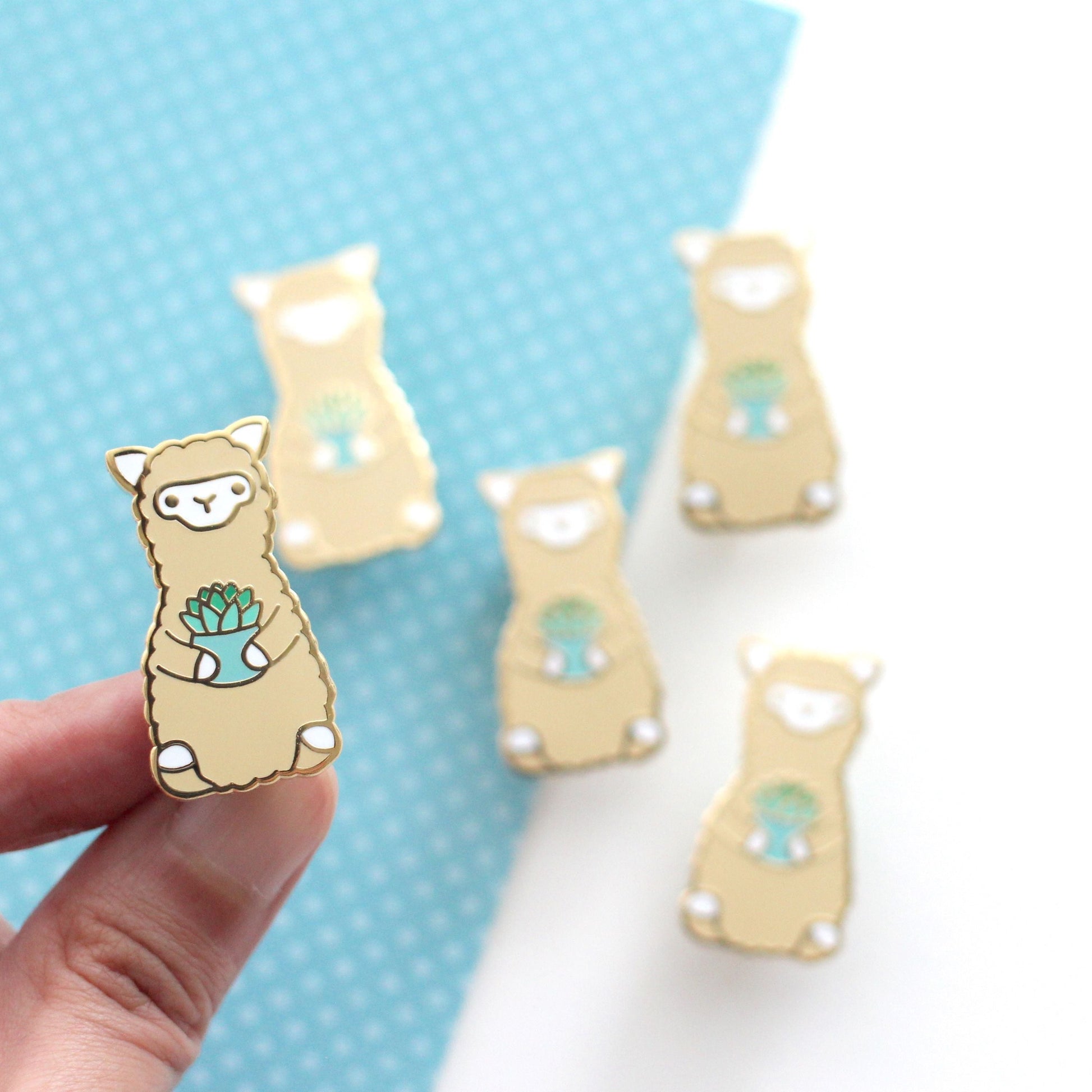 Broche émaillée en forme d'alpaga succulent. Cadeau lama. Broche pour sac à dos.
