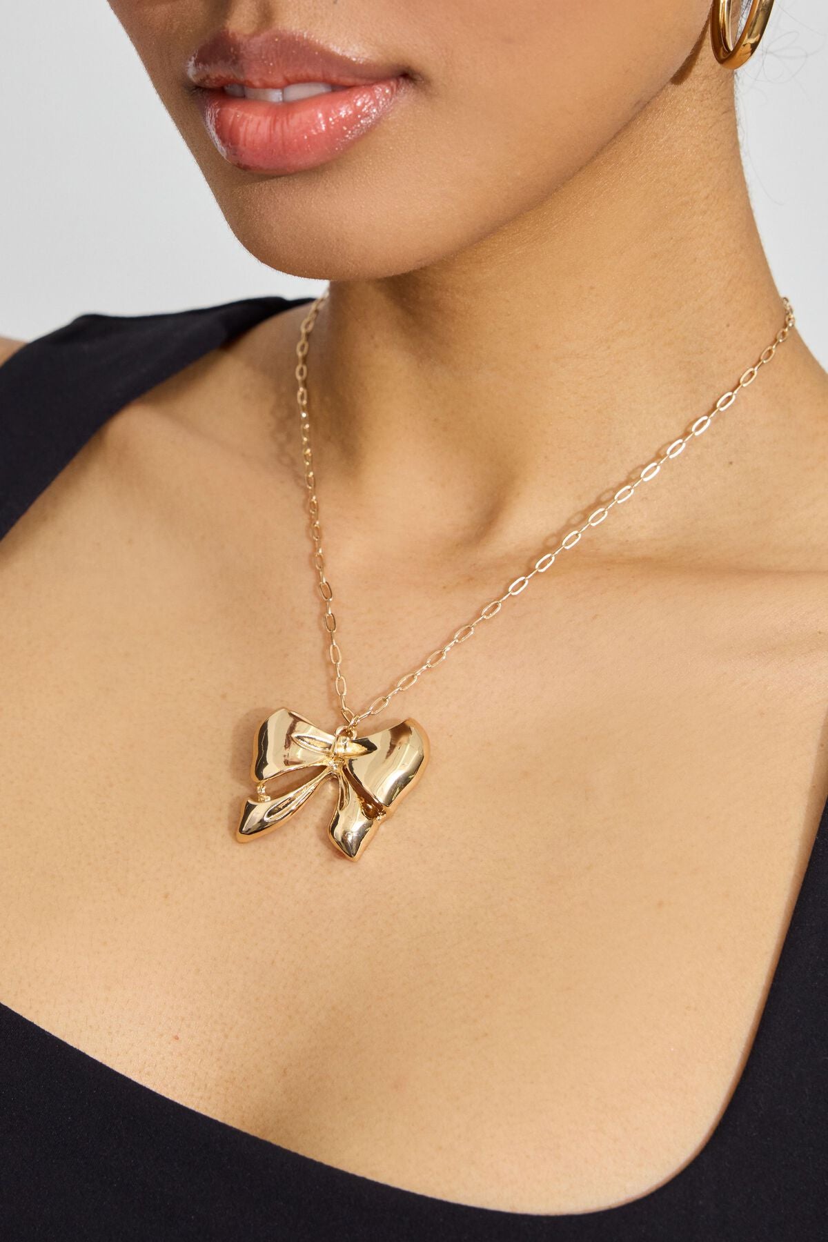 Collier nœud en métal surdimensionné