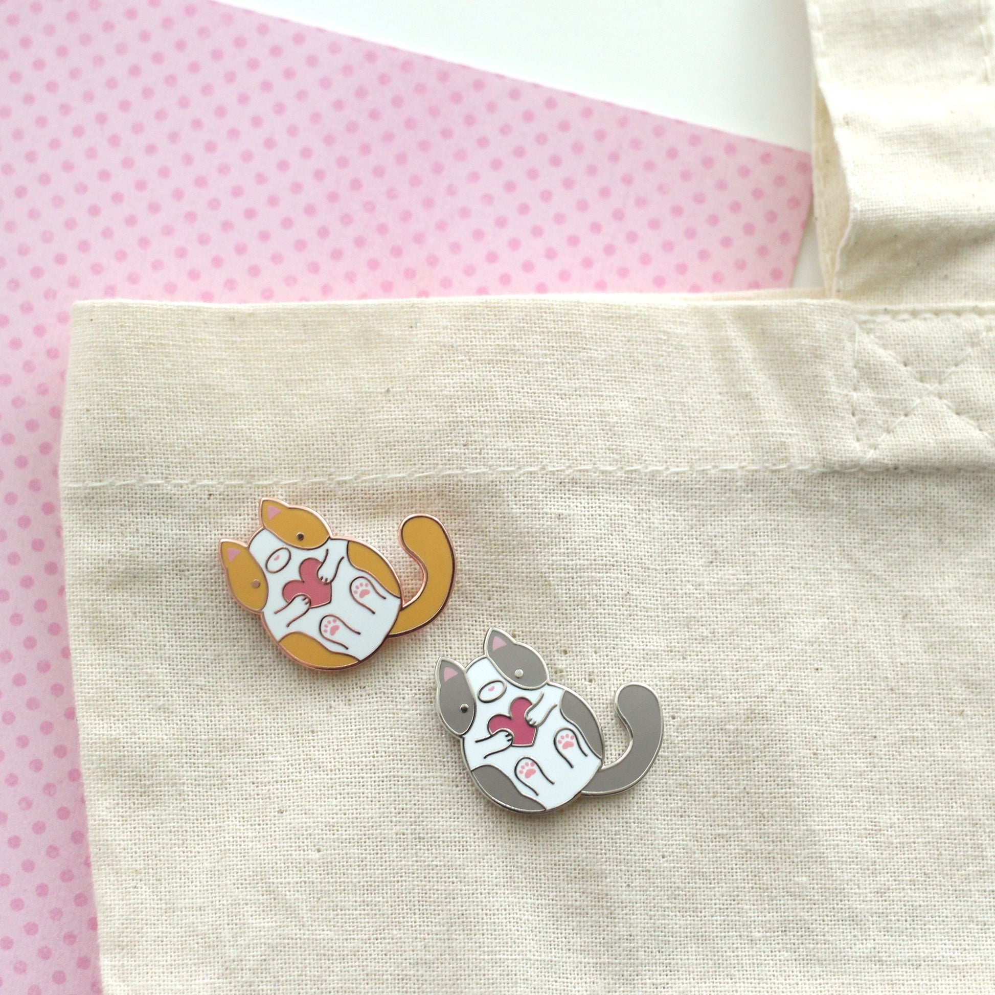 Ensemble de pins en émail bicolores en forme de chat. Joli cadeau