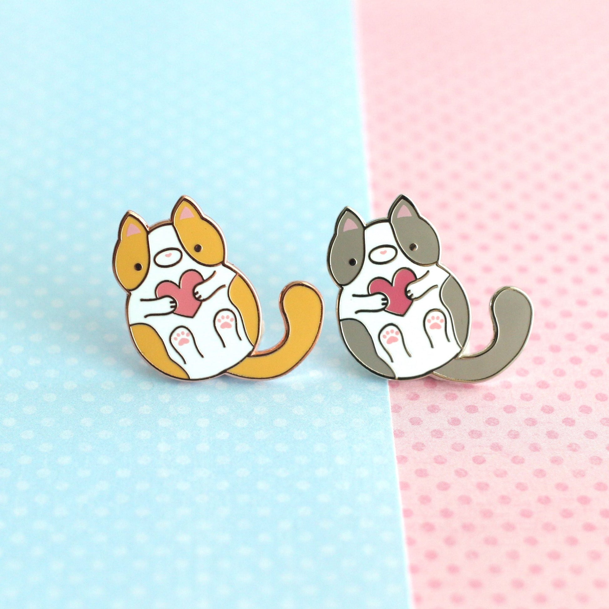 Ensemble de pins en émail bicolores en forme de chat. Joli cadeau