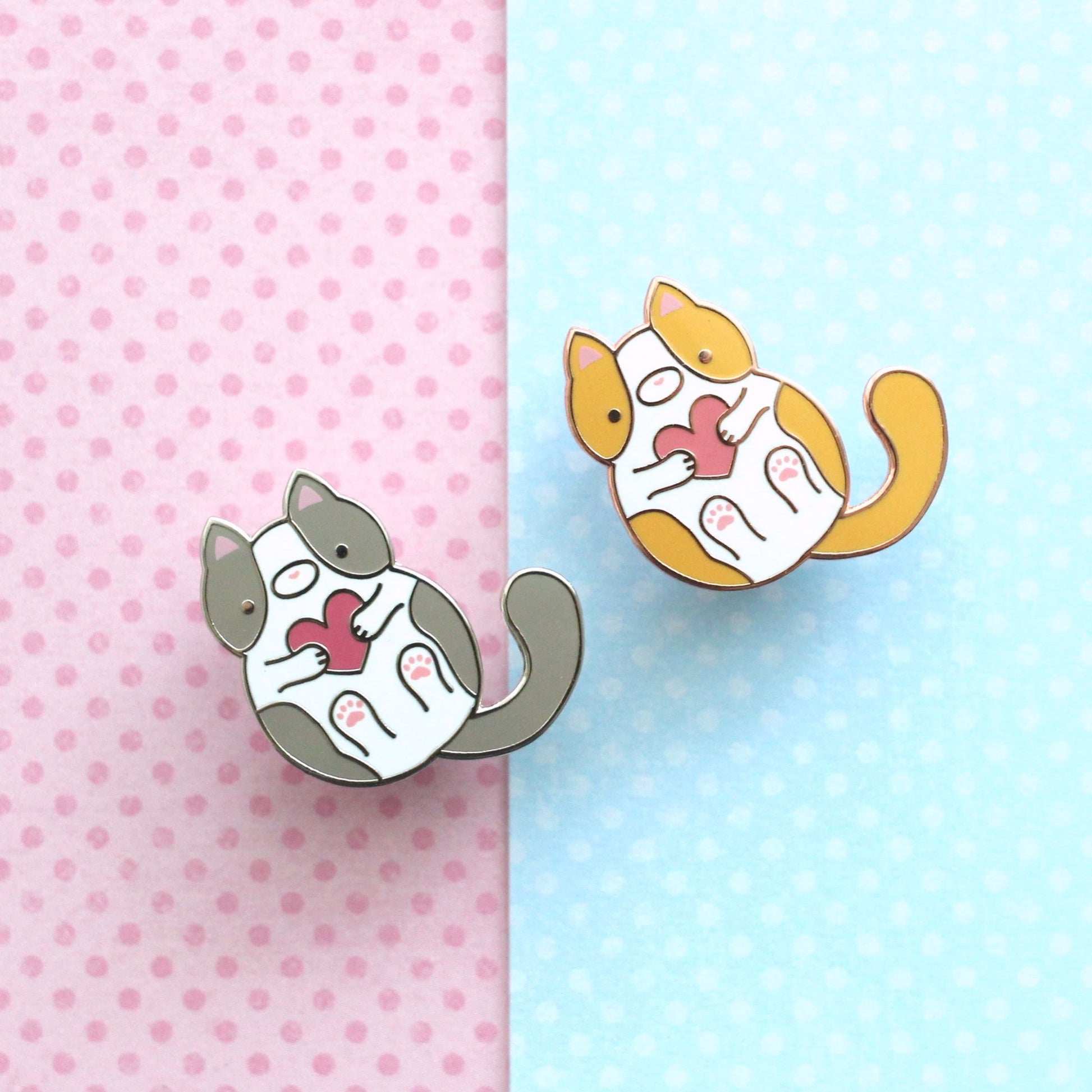 Ensemble de pins en émail bicolores en forme de chat. Joli cadeau