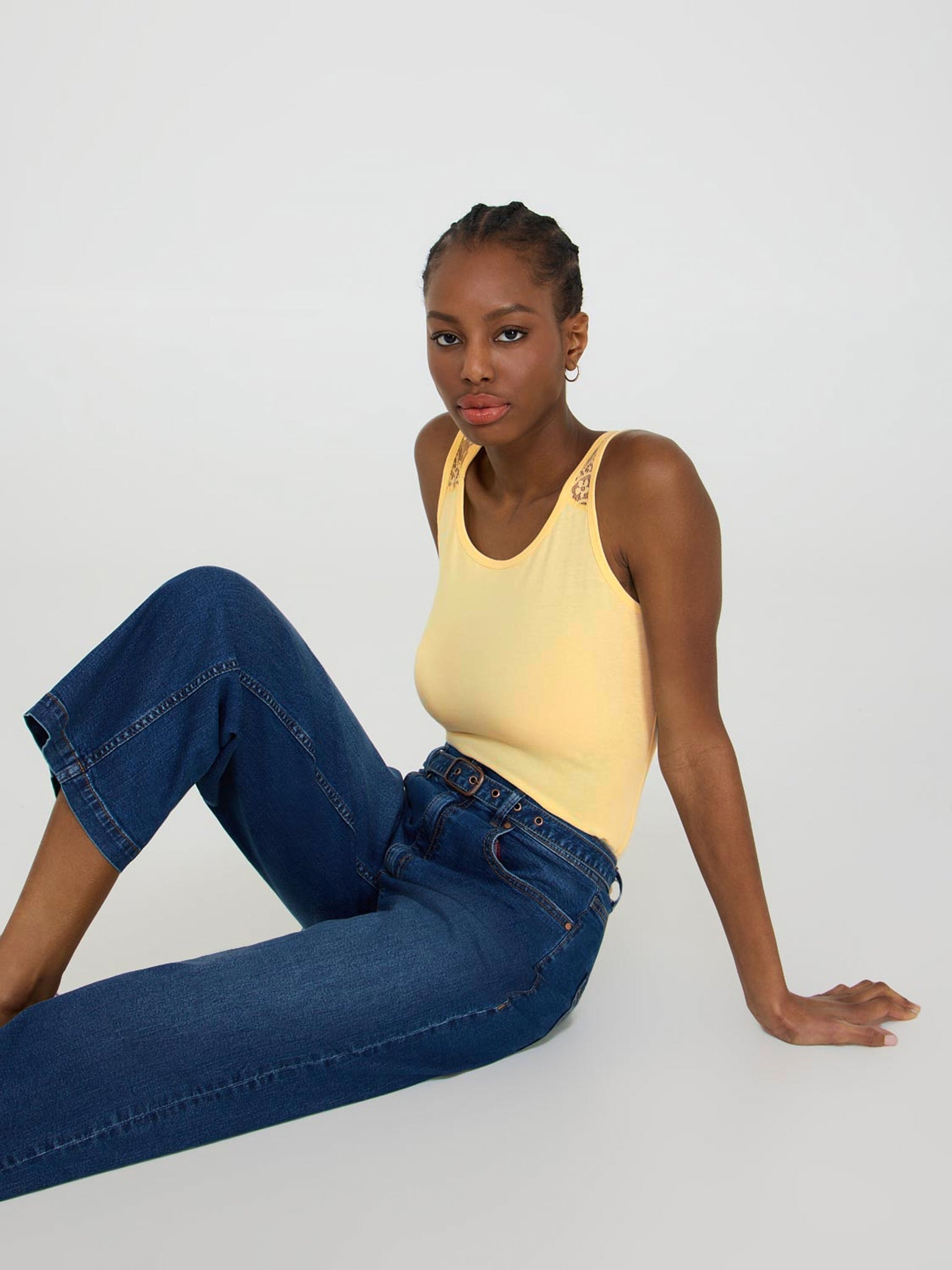 Haut en dentelle sans manches