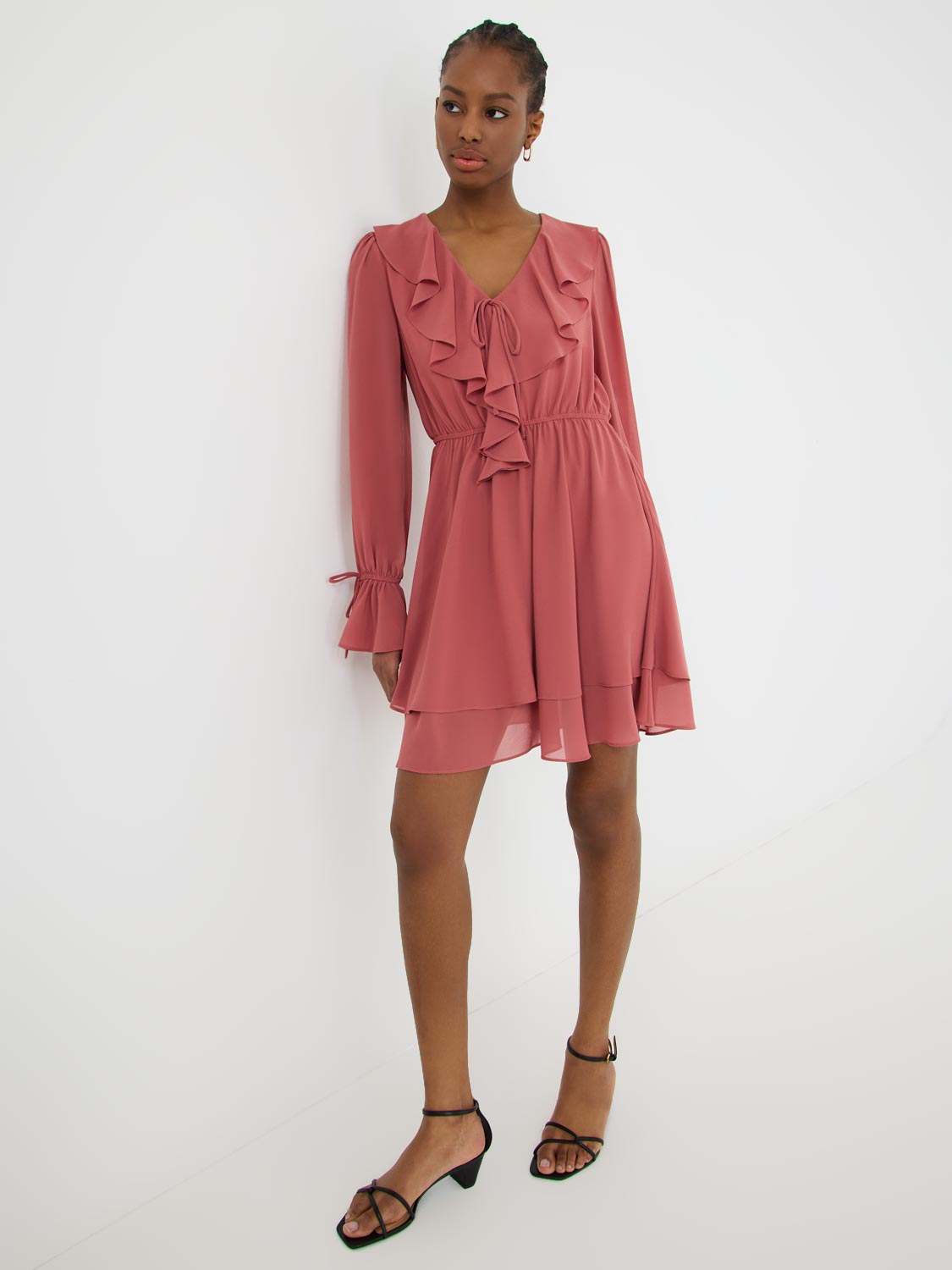 Mini-robe en mousseline à volants et col en V