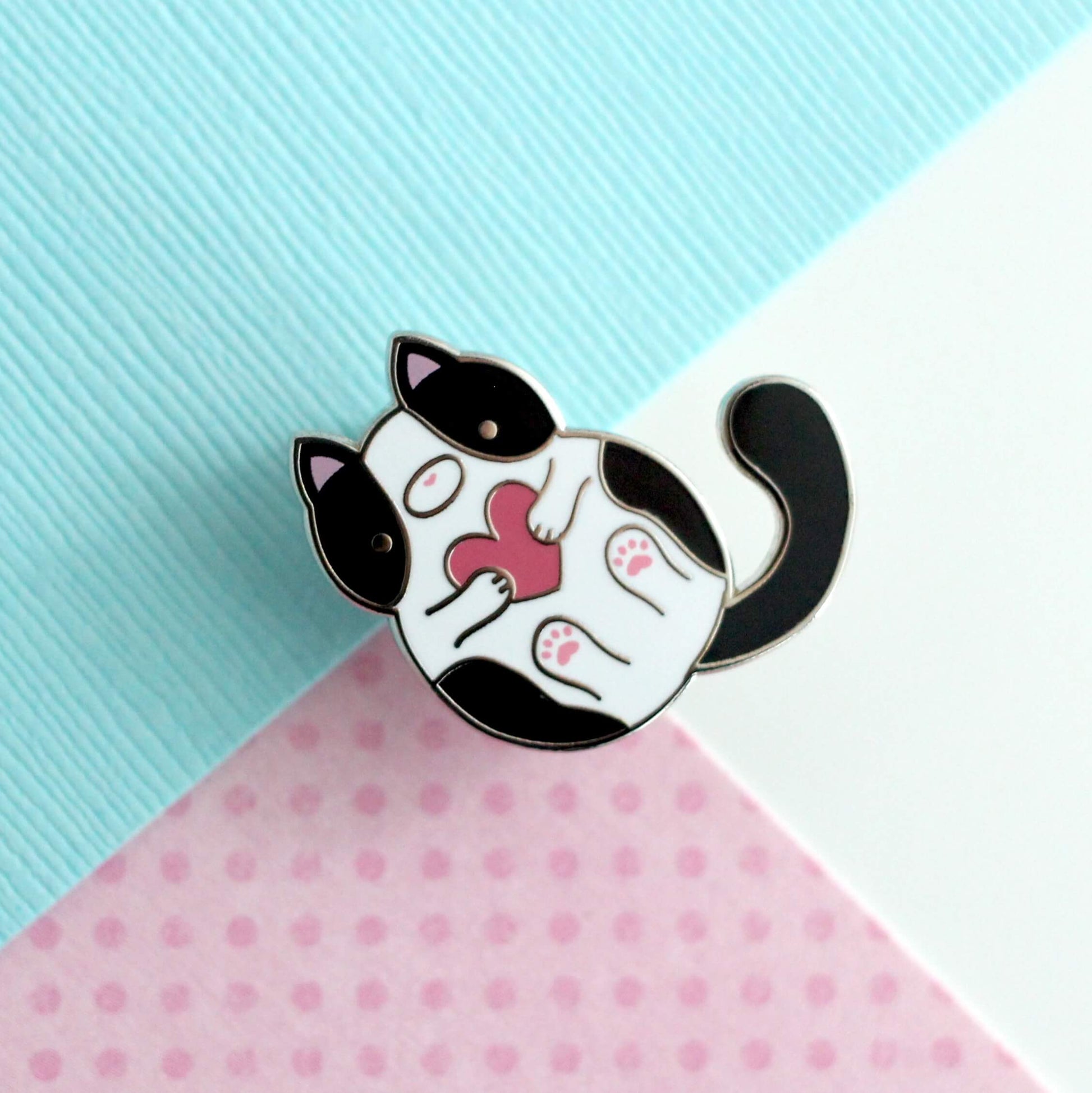 Broche en émail chat smoking noir et blanc