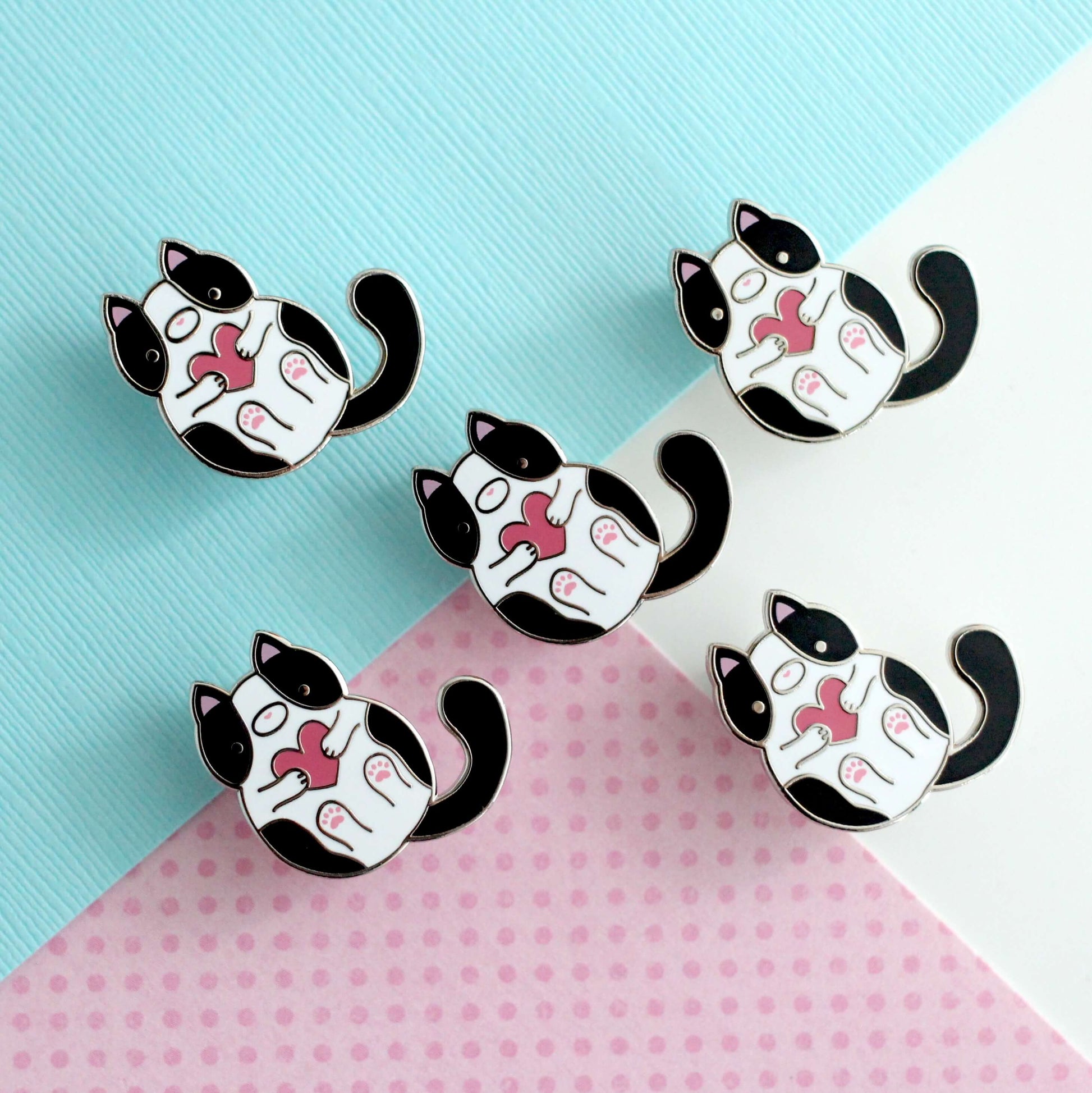 Broche en émail chat smoking noir et blanc