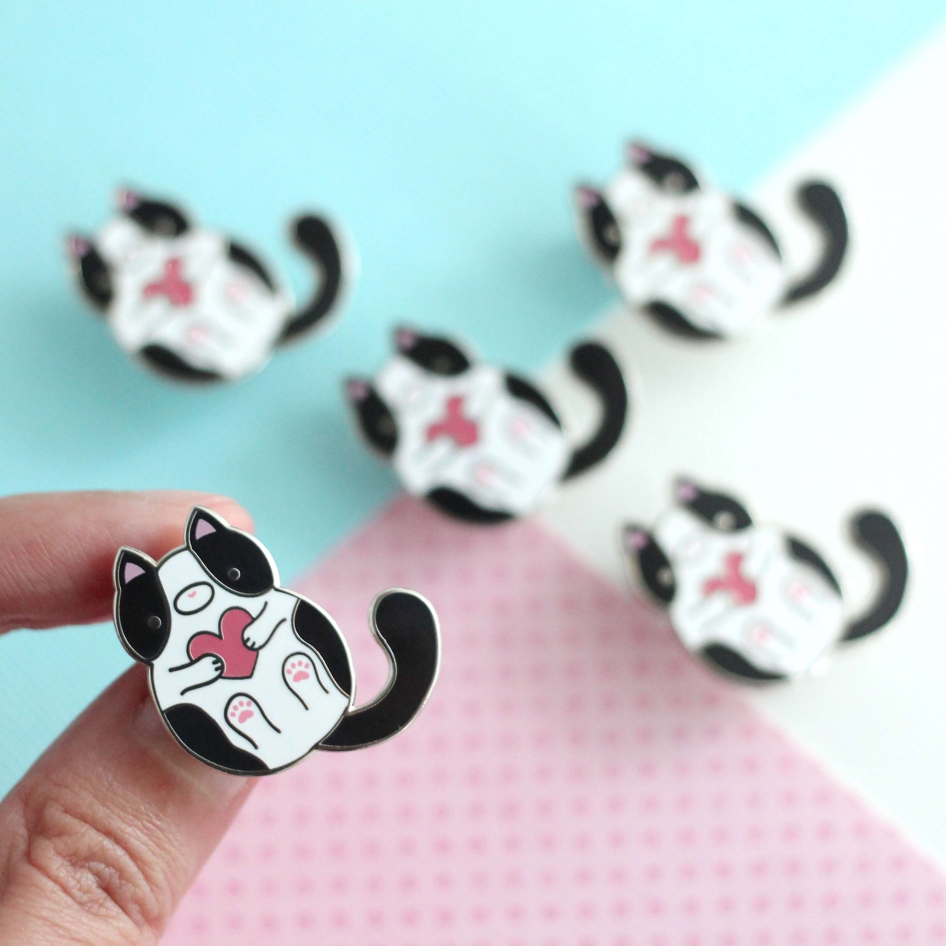 Broche en émail chat smoking noir et blanc