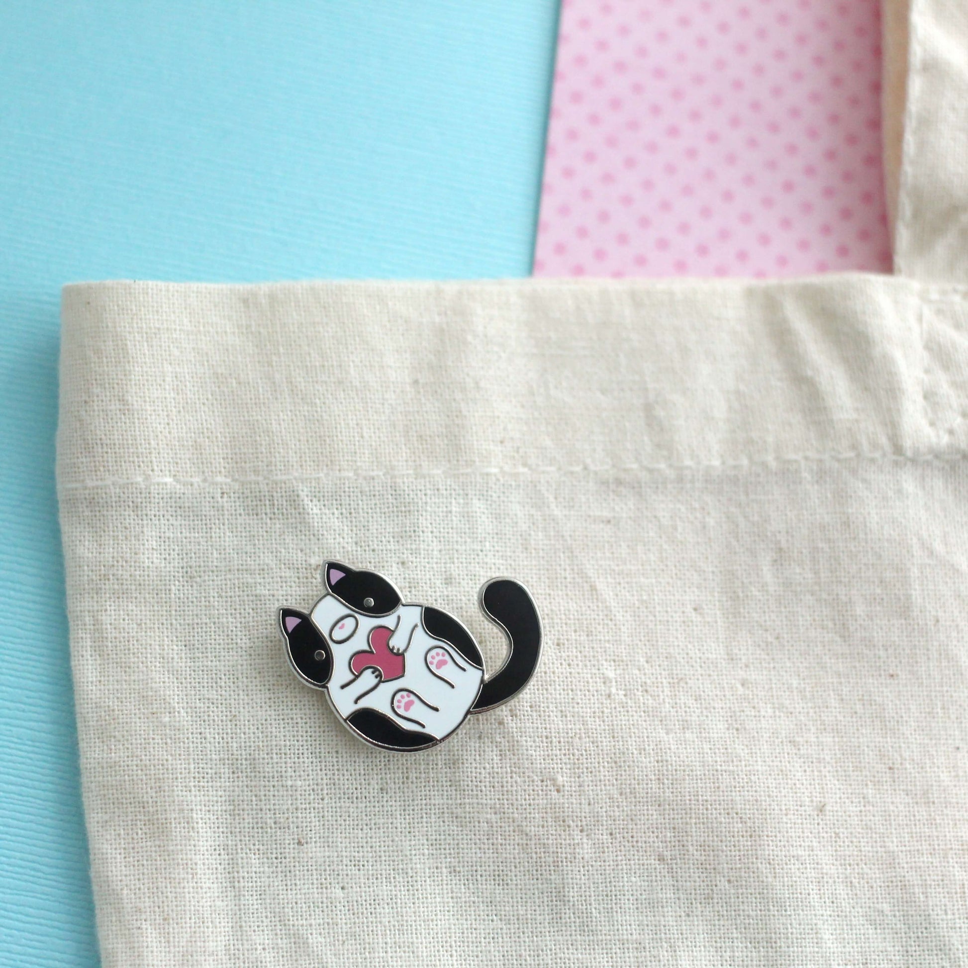 Broche en émail chat smoking noir et blanc