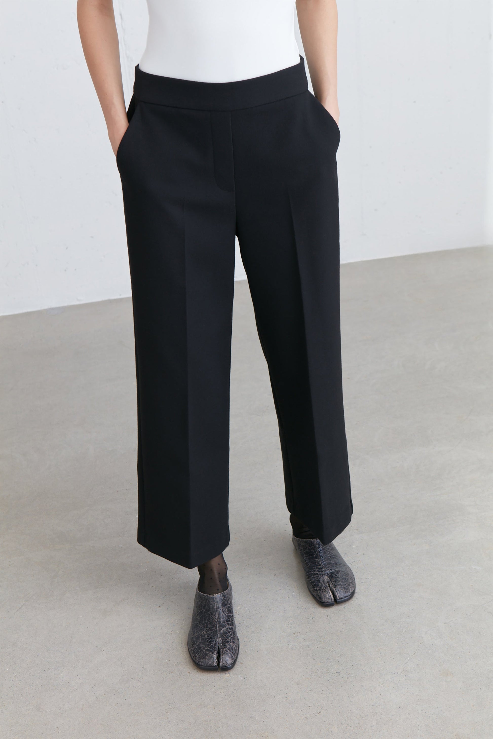 PANTALON COURT À TAILLE DEMI-ÉLASTIQUE