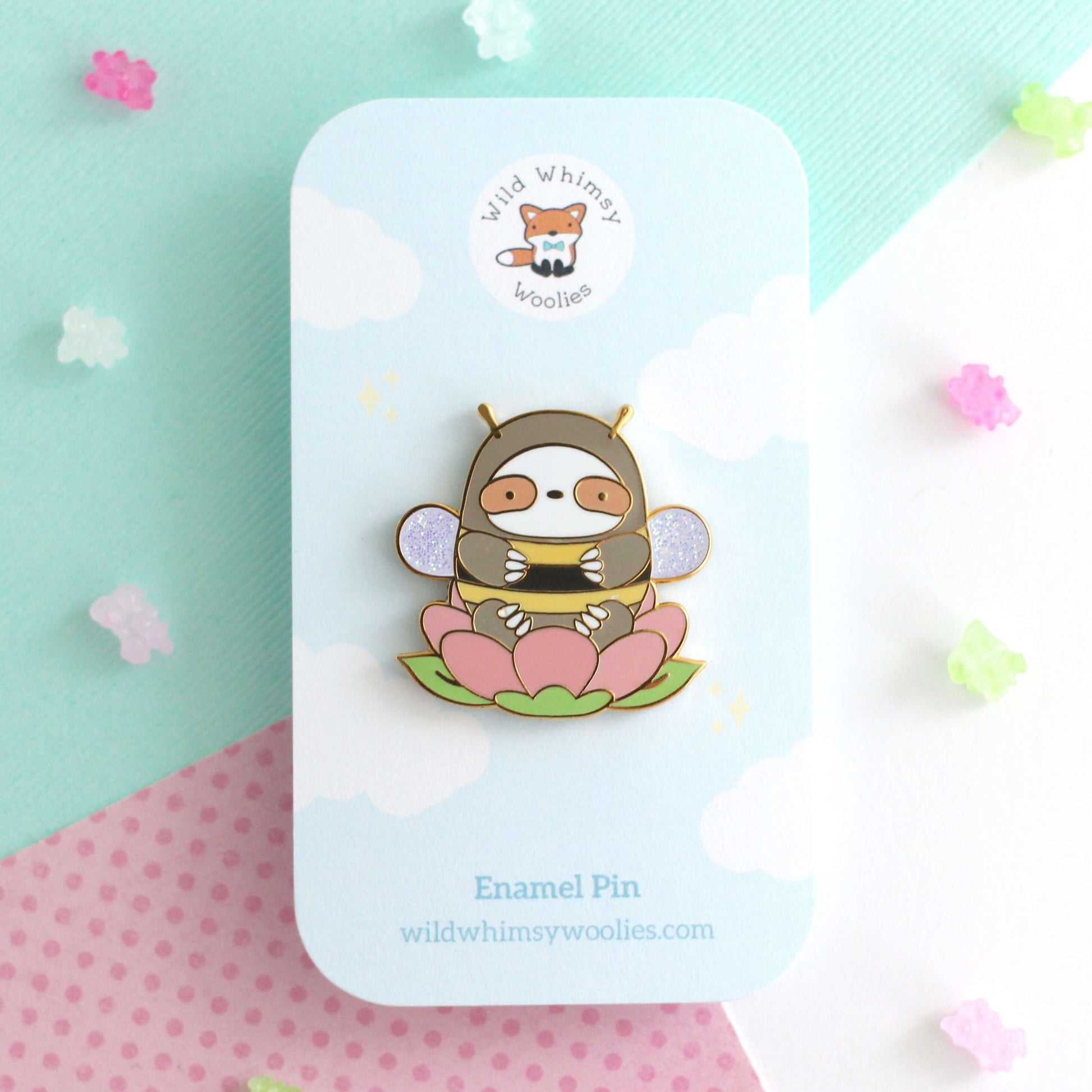 Broche en émail bourdon paresseux