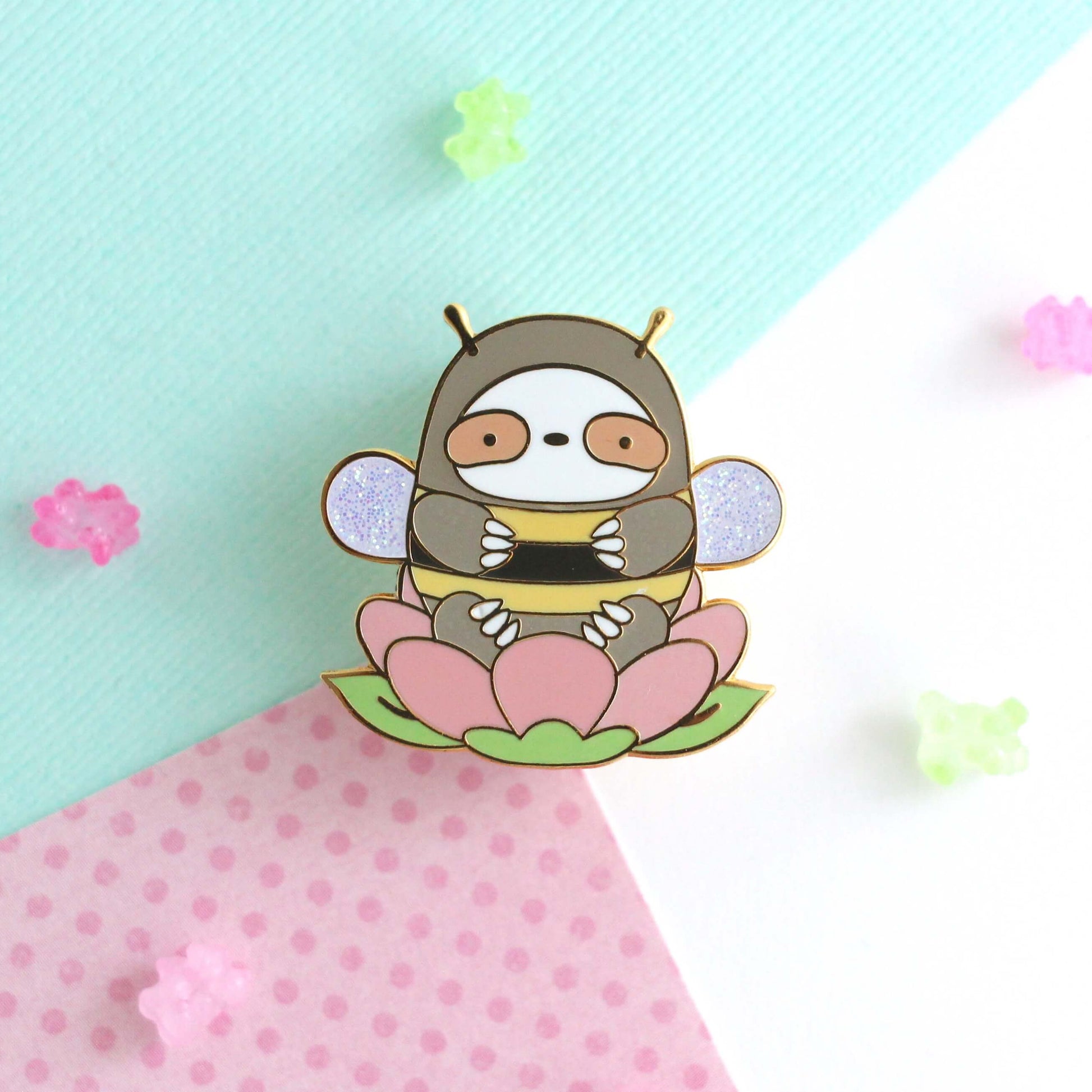 Broche en émail bourdon paresseux