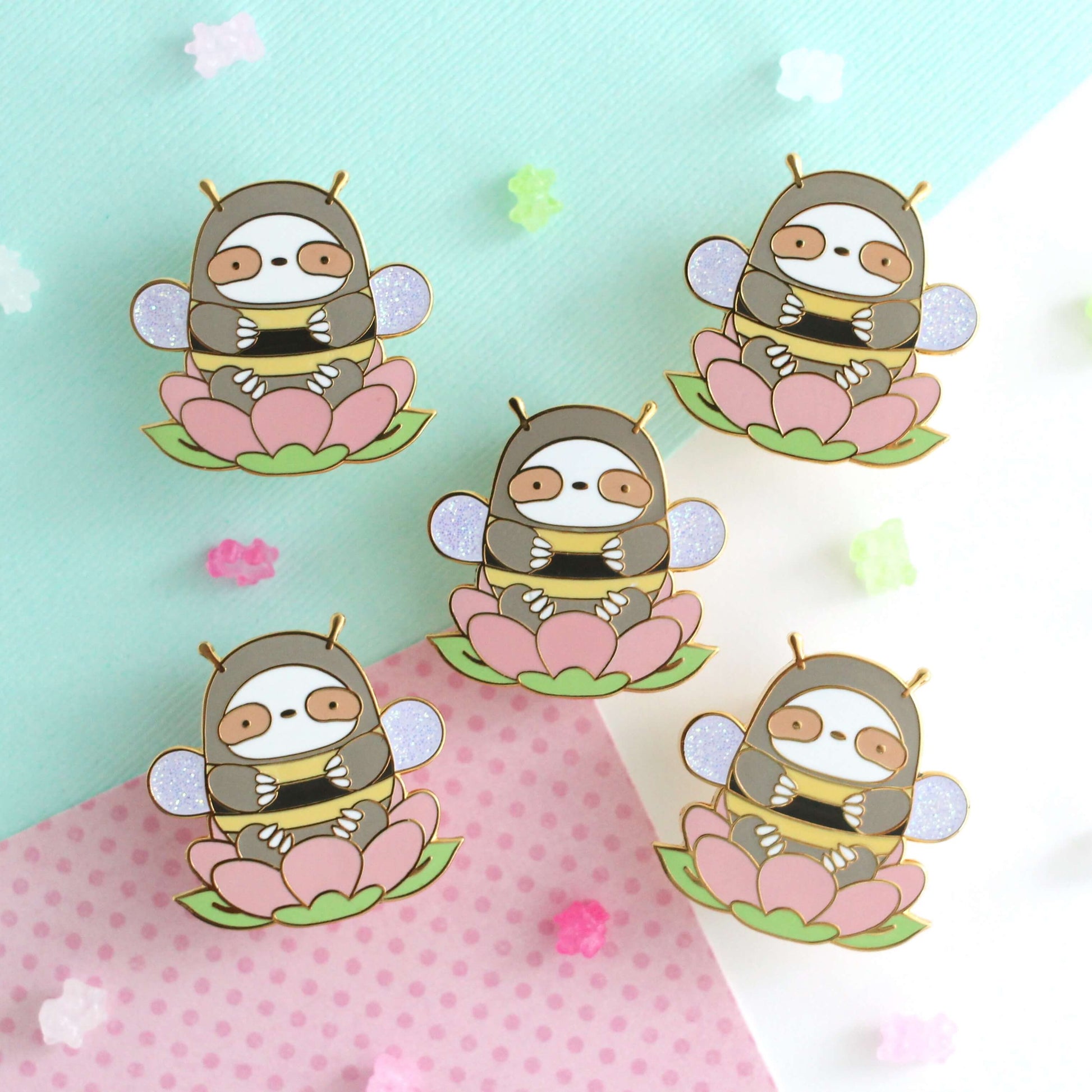 Broche en émail bourdon paresseux