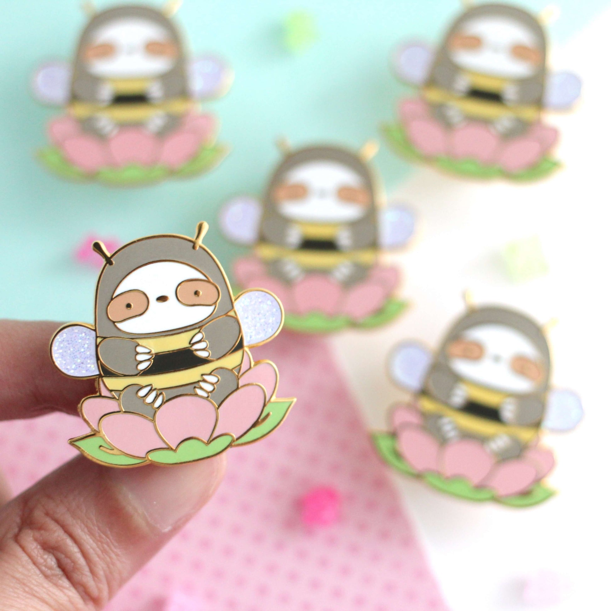 Broche en émail bourdon paresseux