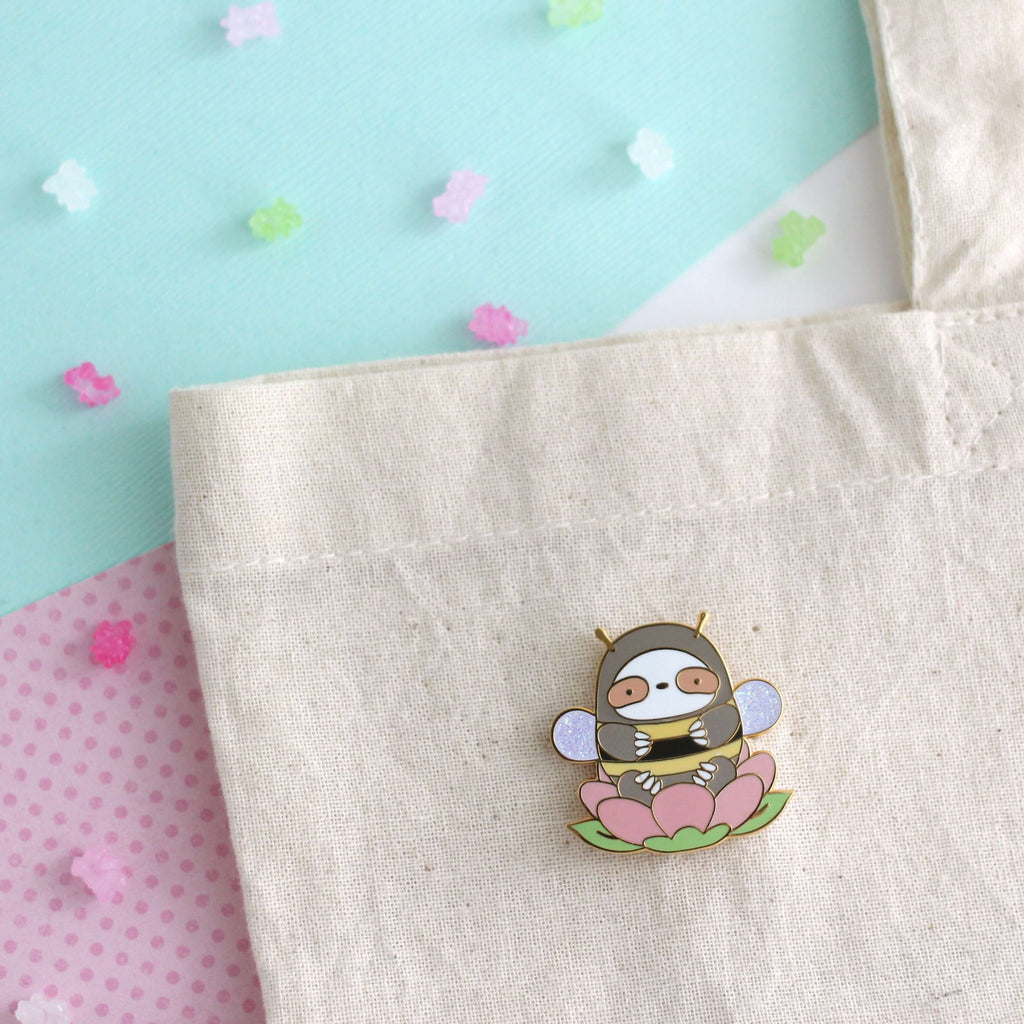 Broche en émail bourdon paresseux